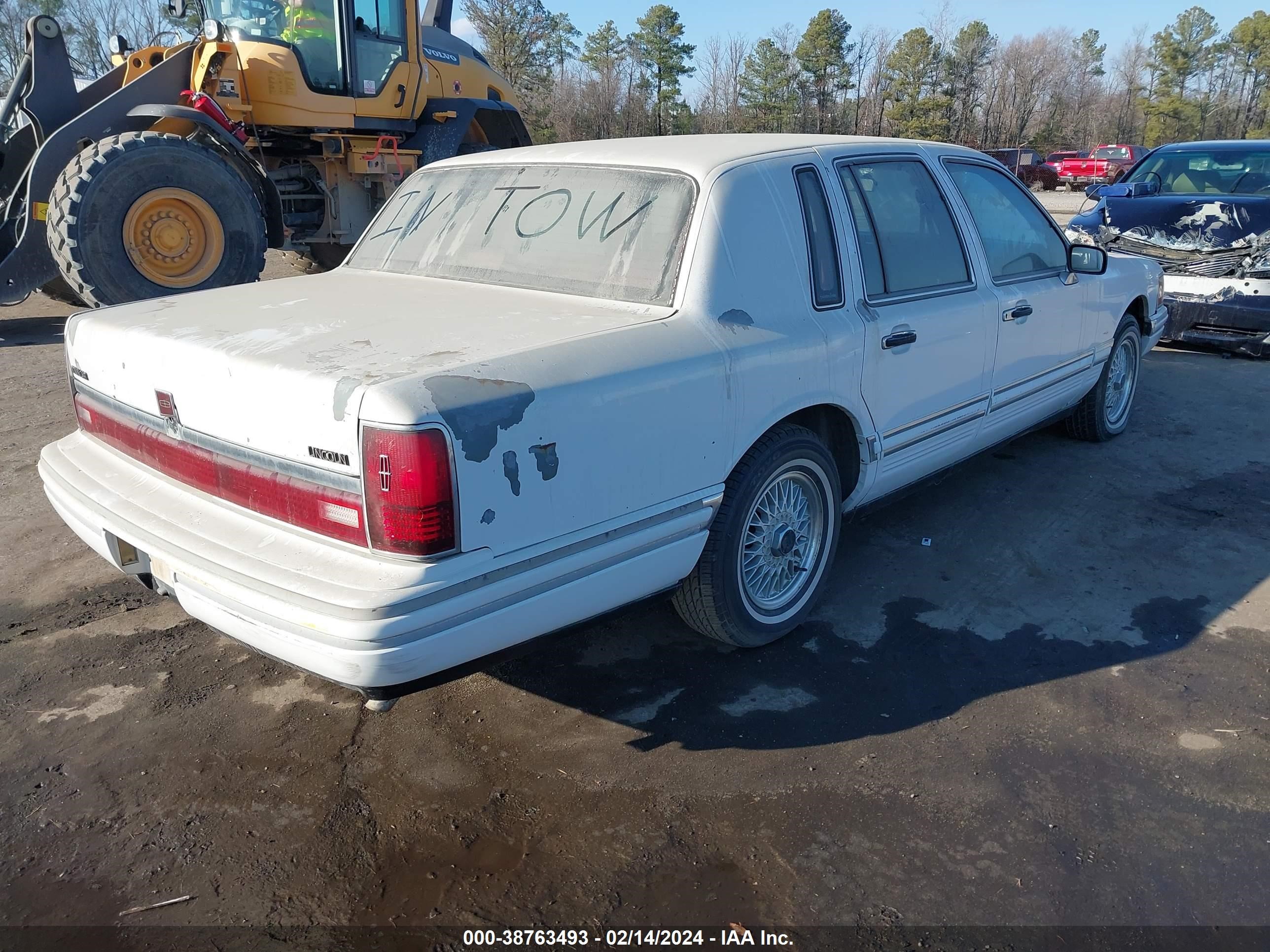 Photo 3 VIN: 1LNLM81W1PY644360 - LINCOLN TOWN CAR 