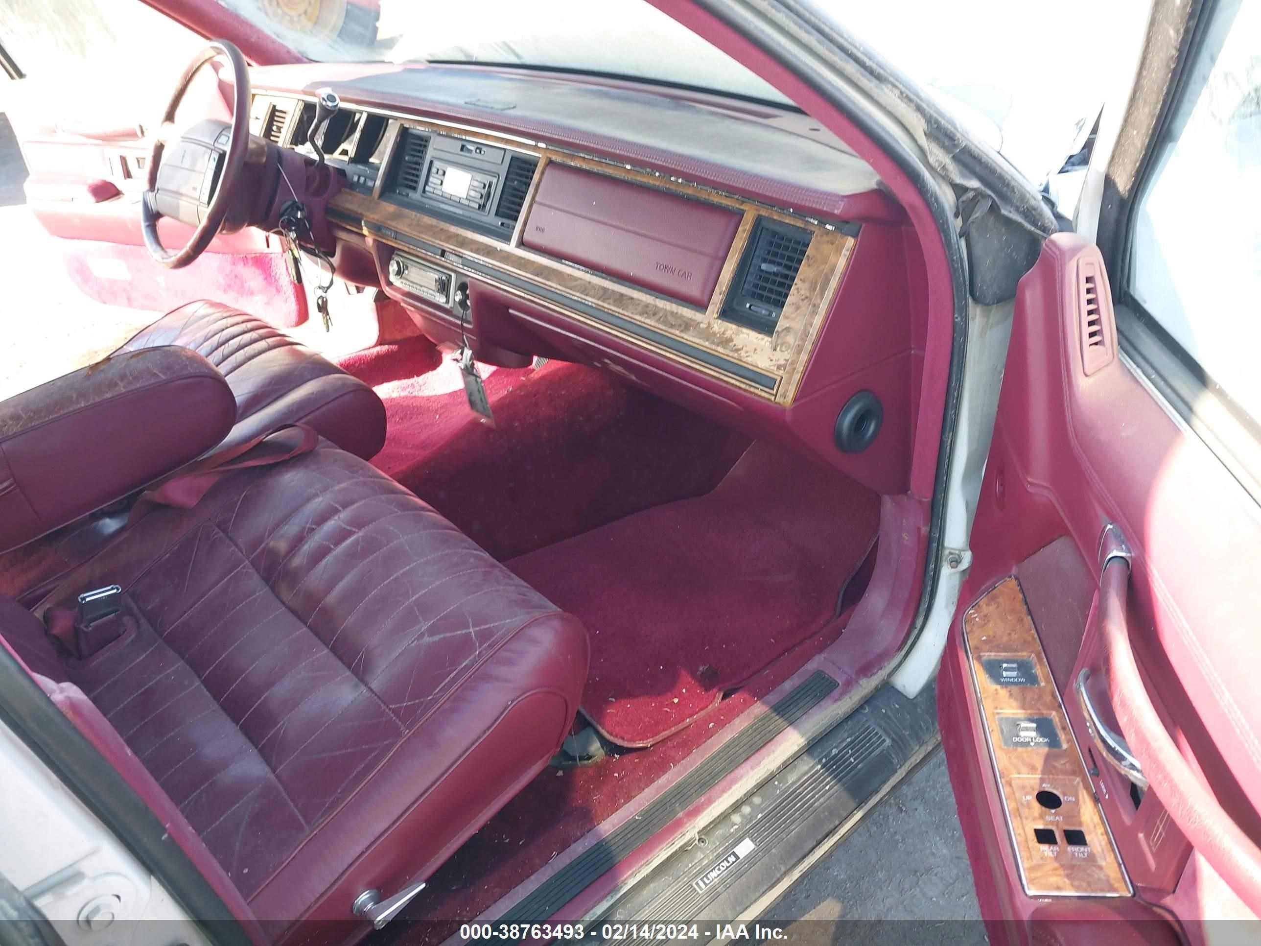 Photo 4 VIN: 1LNLM81W1PY644360 - LINCOLN TOWN CAR 