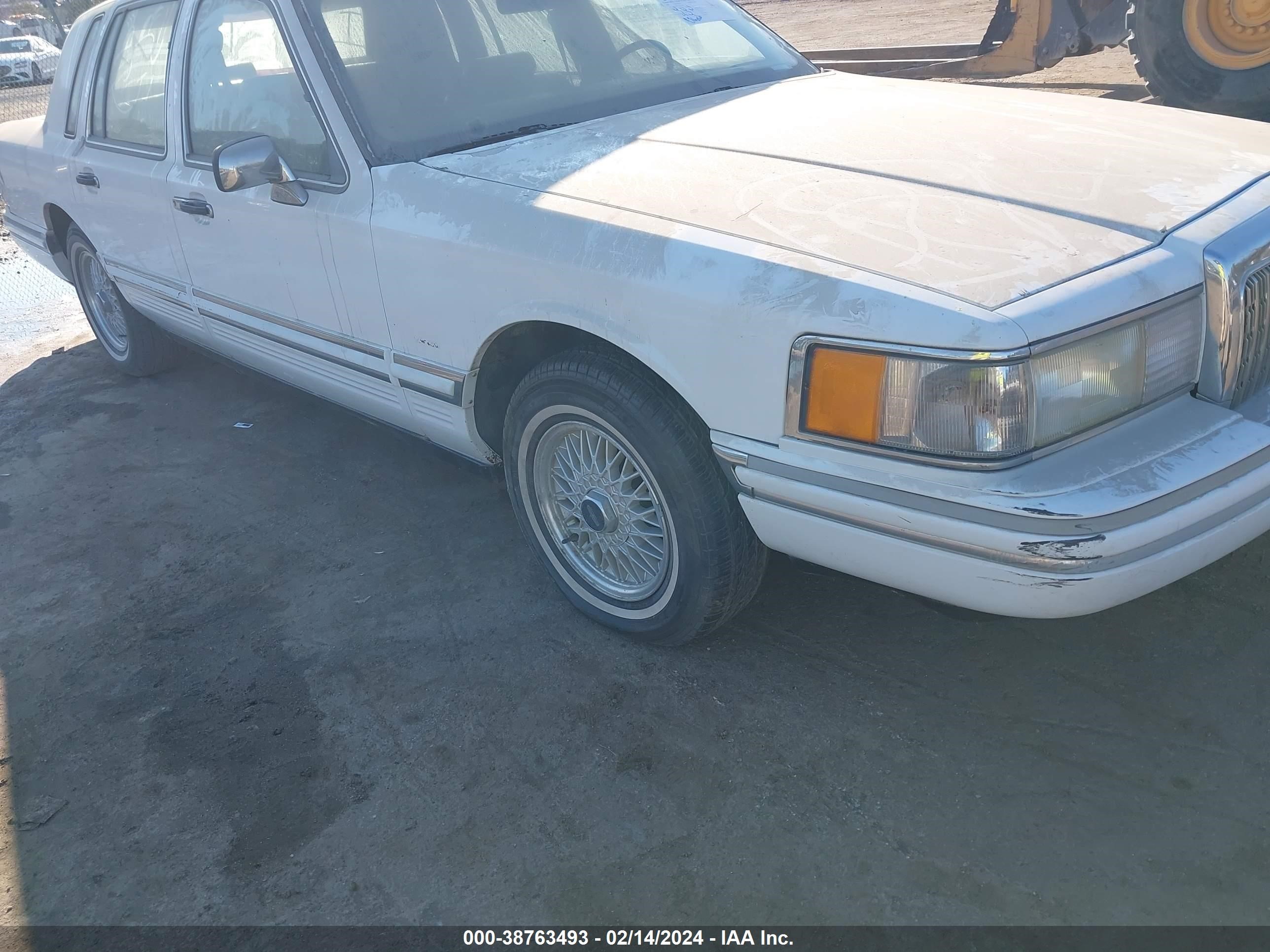 Photo 5 VIN: 1LNLM81W1PY644360 - LINCOLN TOWN CAR 