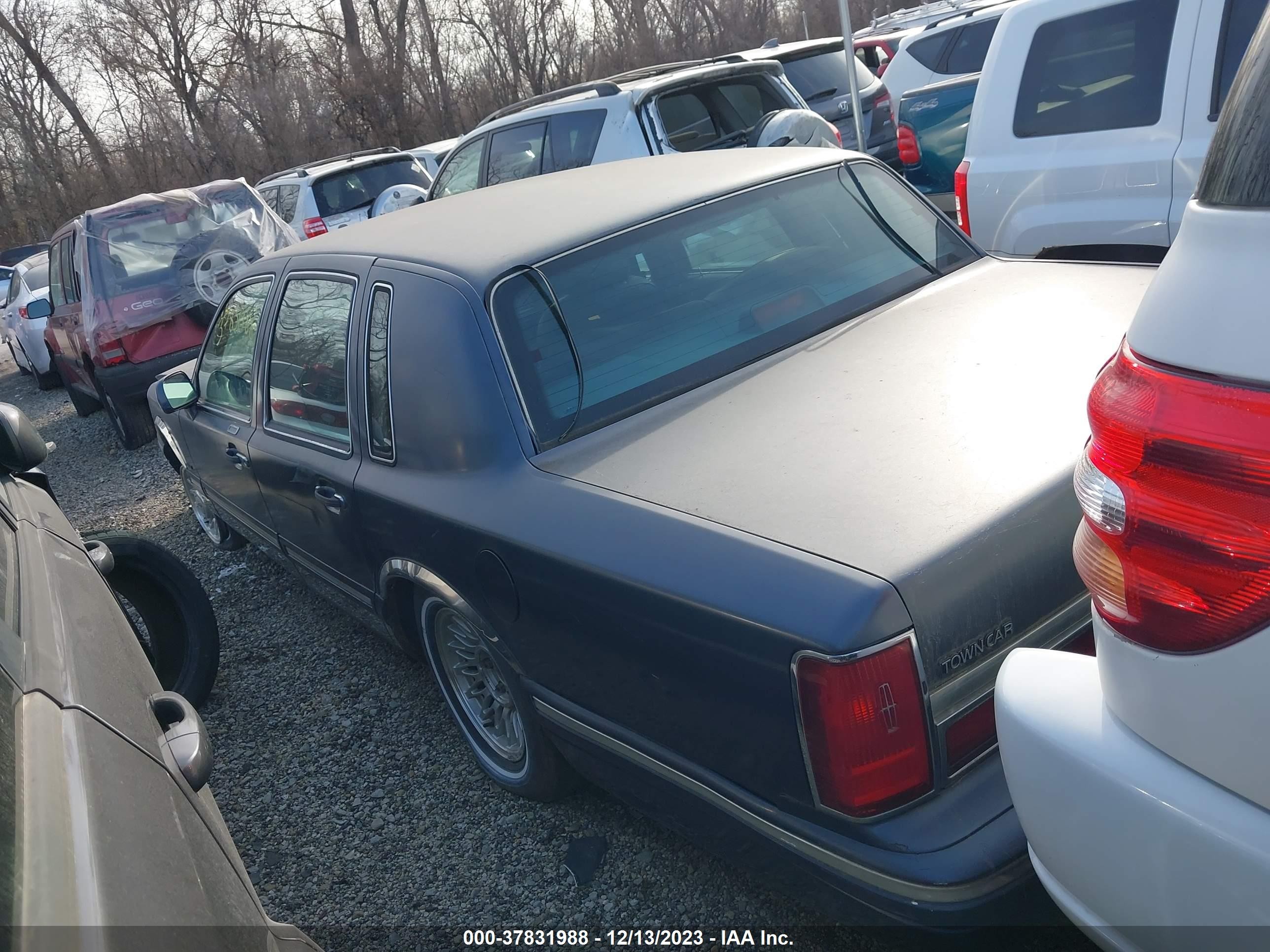 Photo 2 VIN: 1LNLM81W1TY710982 - LINCOLN TOWN CAR 