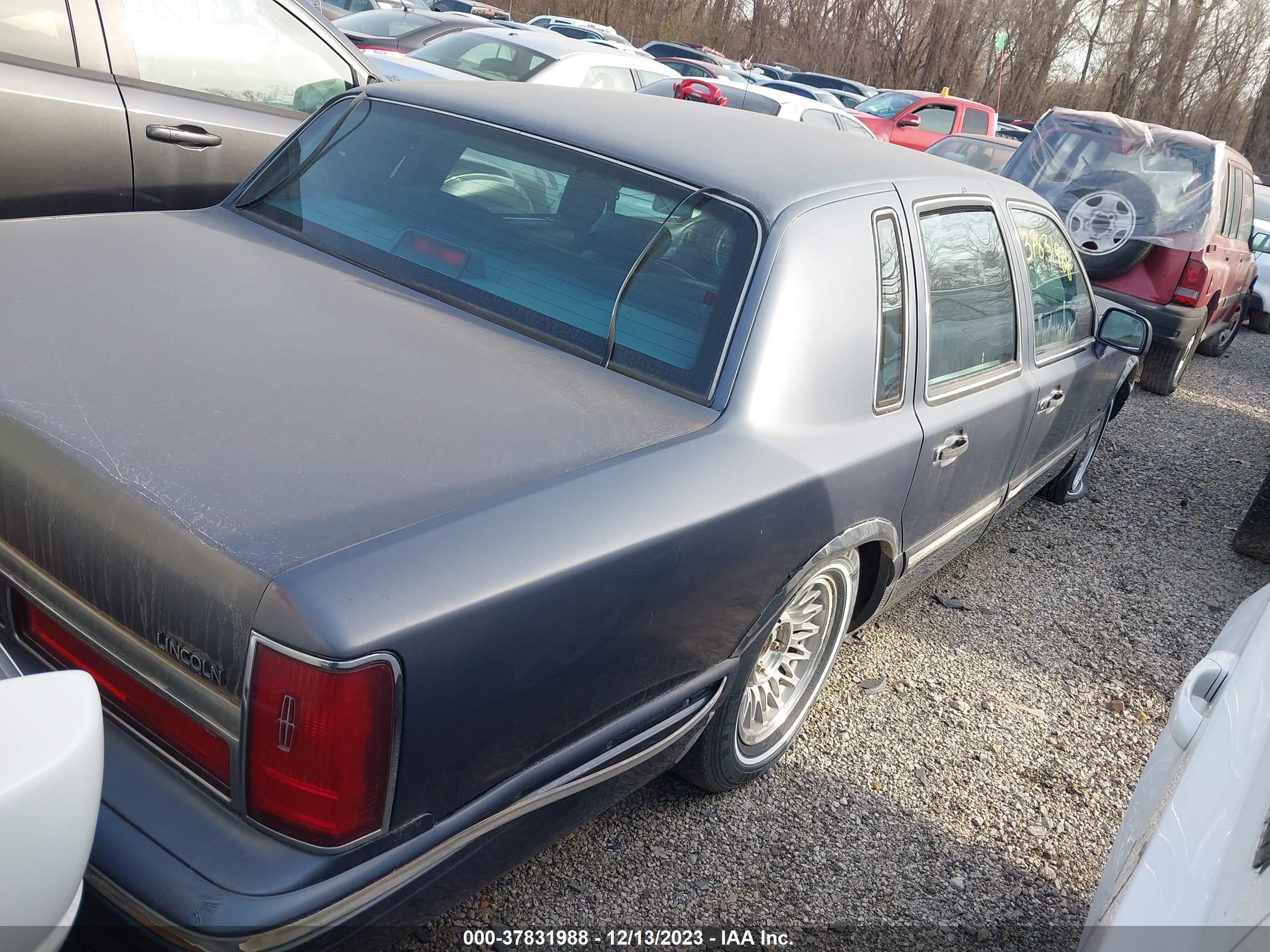 Photo 3 VIN: 1LNLM81W1TY710982 - LINCOLN TOWN CAR 