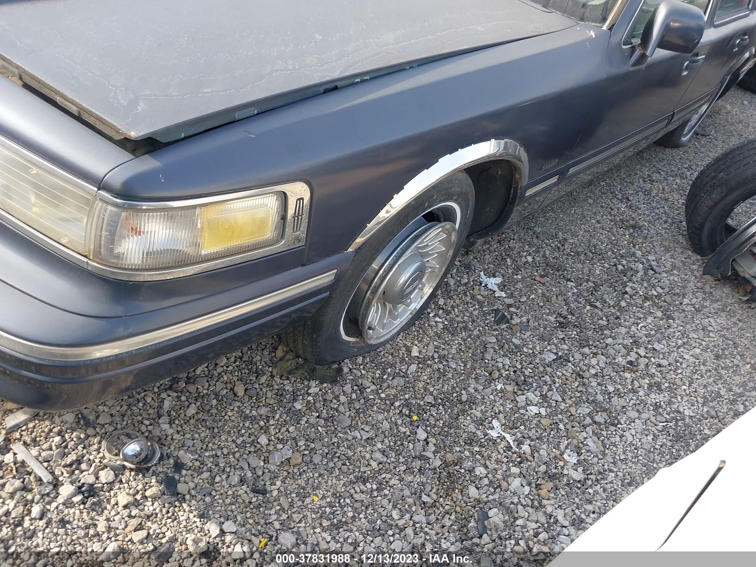 Photo 5 VIN: 1LNLM81W1TY710982 - LINCOLN TOWN CAR 