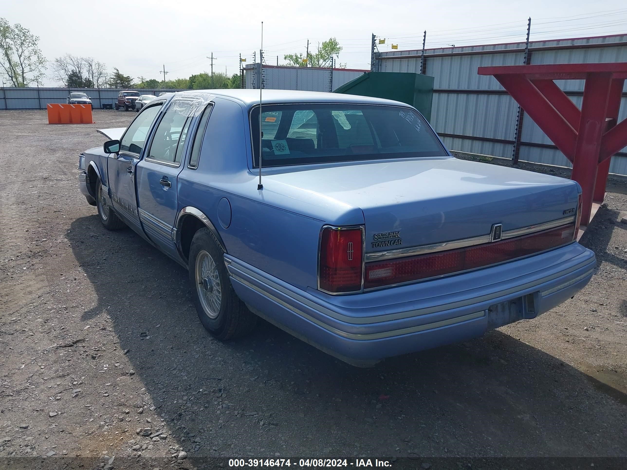 Photo 2 VIN: 1LNLM81W2RY672011 - LINCOLN TOWN CAR 