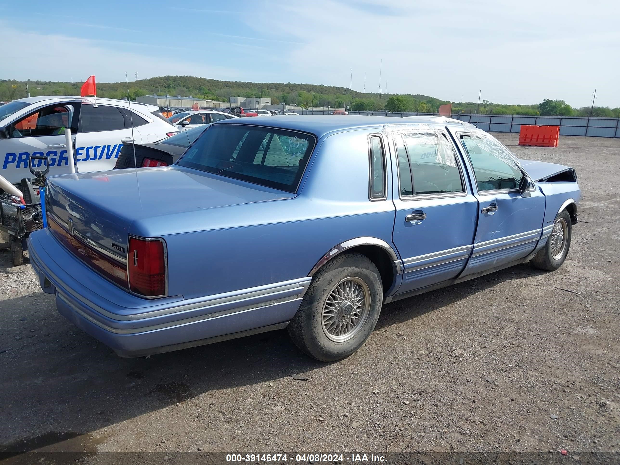 Photo 3 VIN: 1LNLM81W2RY672011 - LINCOLN TOWN CAR 