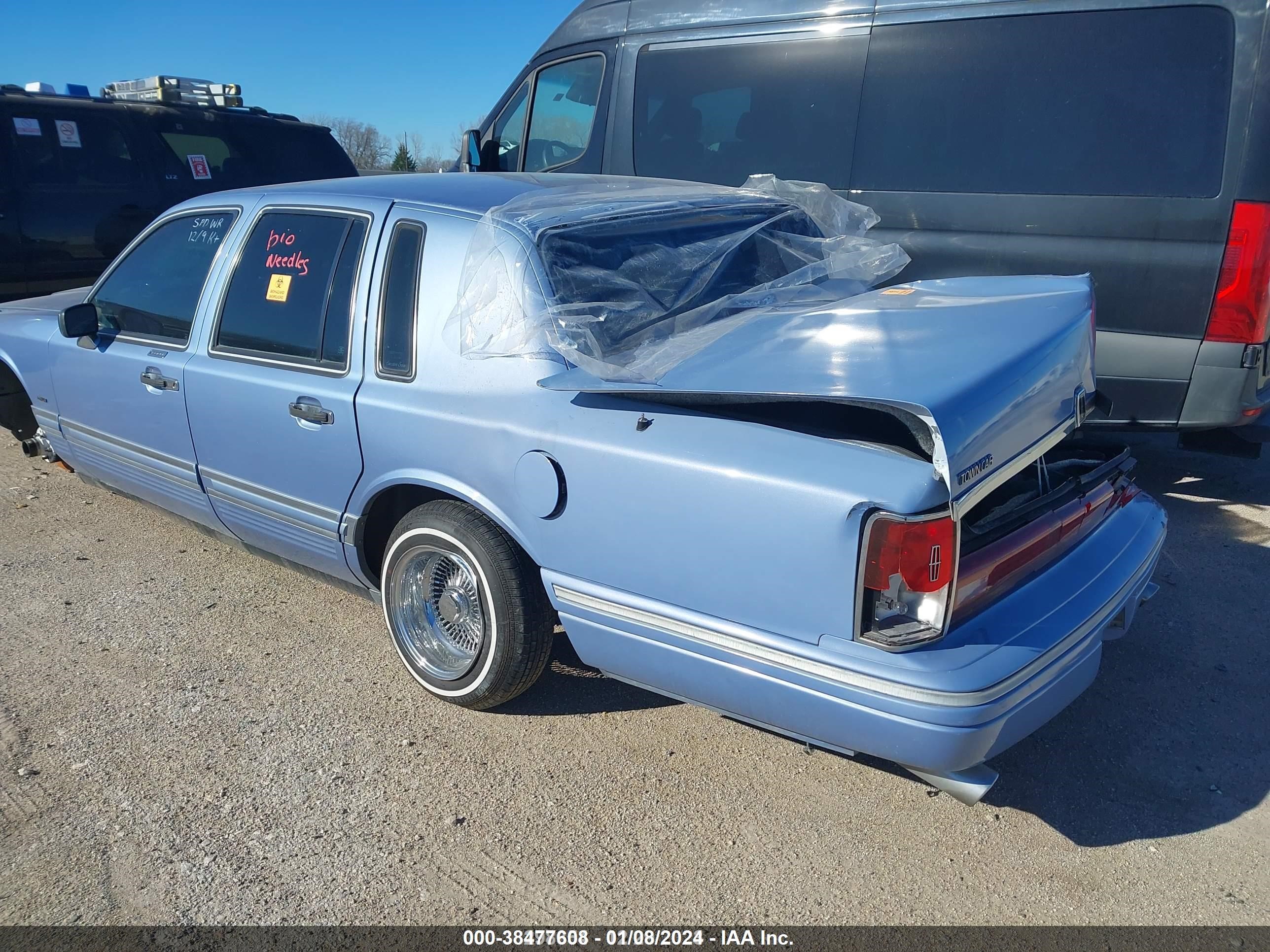 Photo 3 VIN: 1LNLM81W2RY693148 - LINCOLN TOWN CAR 