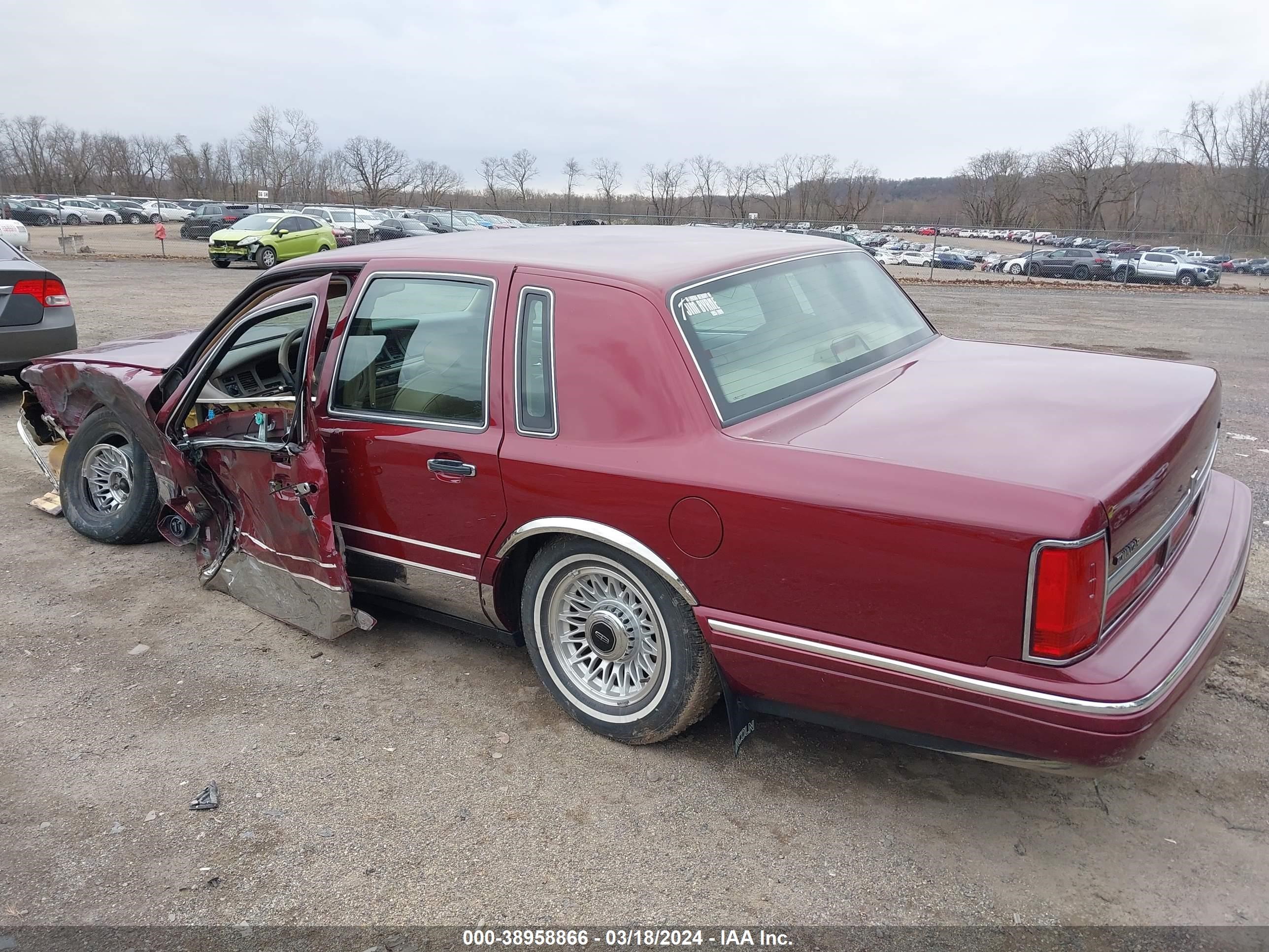 Photo 2 VIN: 1LNLM81W3VY749687 - LINCOLN TOWN CAR 