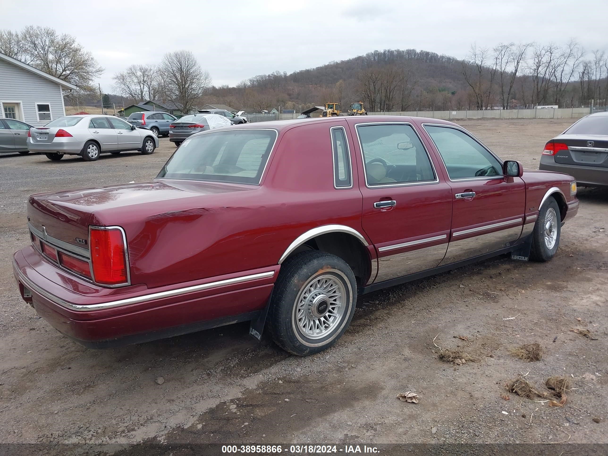 Photo 3 VIN: 1LNLM81W3VY749687 - LINCOLN TOWN CAR 