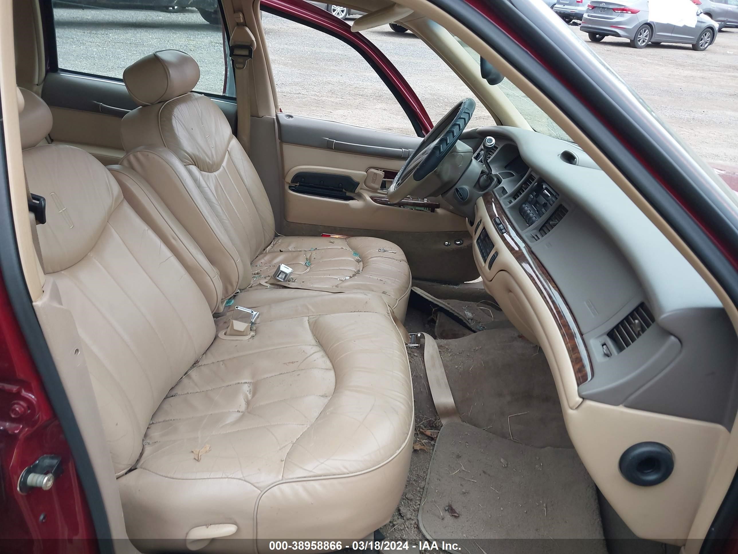 Photo 4 VIN: 1LNLM81W3VY749687 - LINCOLN TOWN CAR 