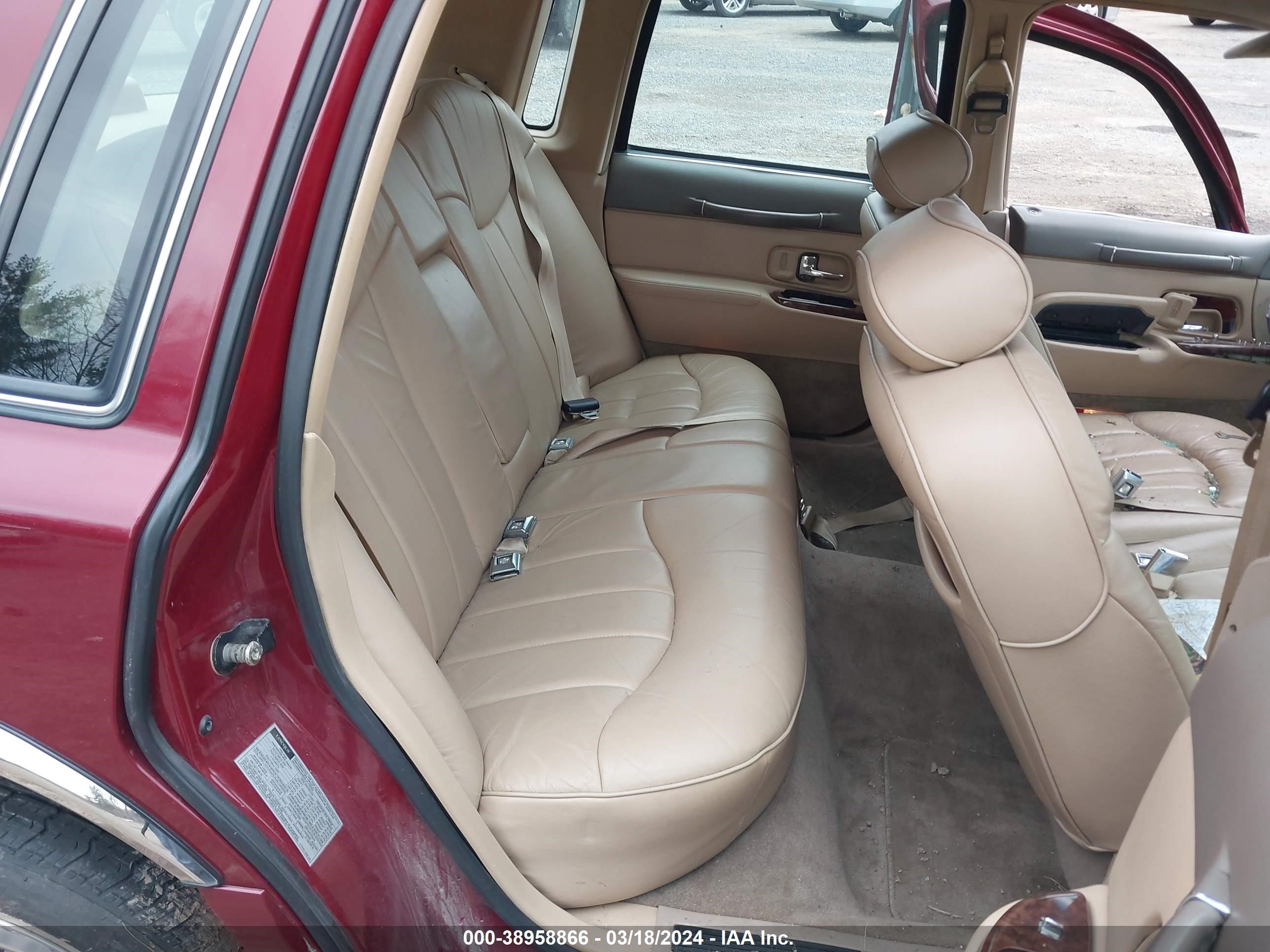 Photo 7 VIN: 1LNLM81W3VY749687 - LINCOLN TOWN CAR 