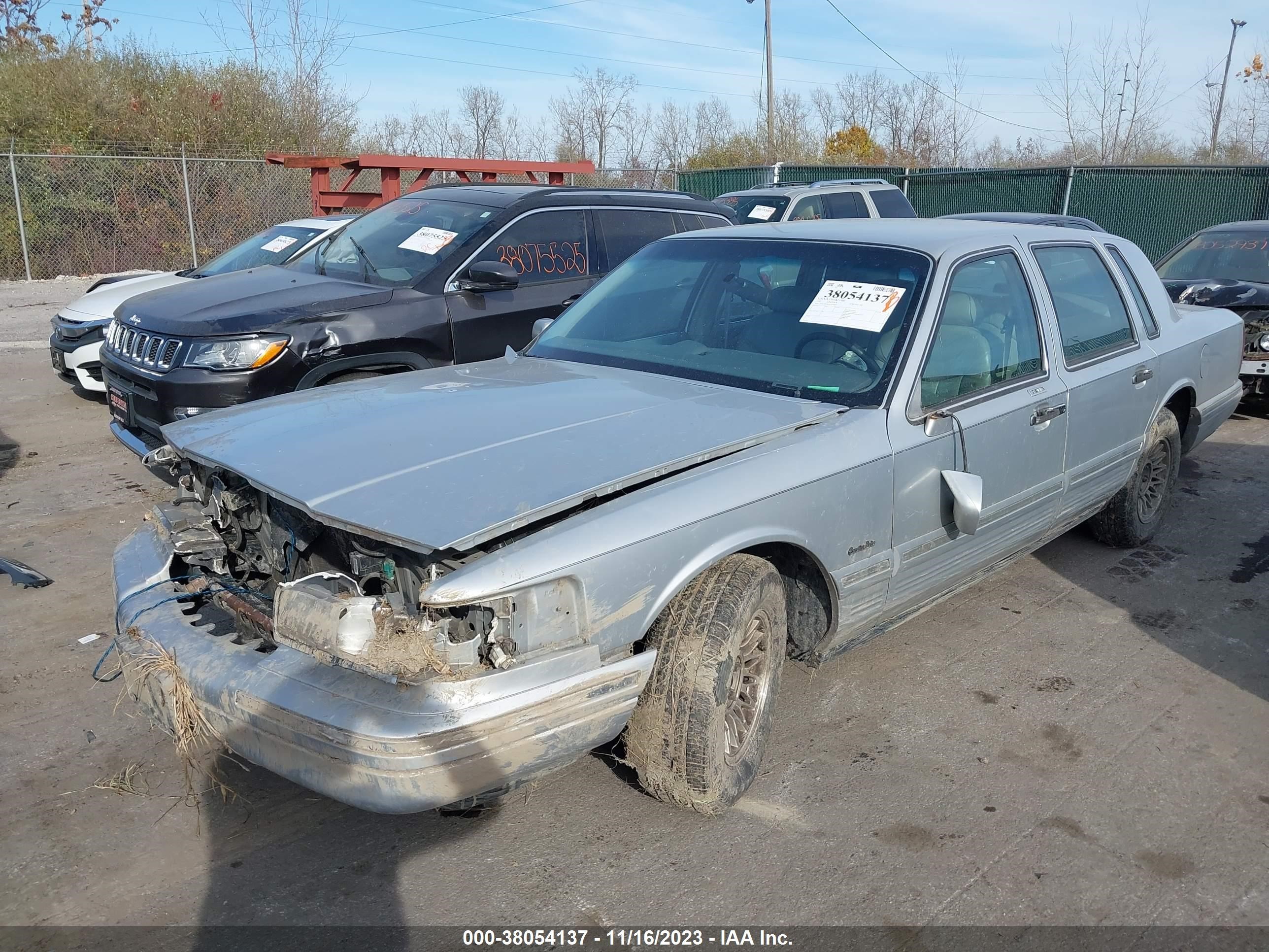 Photo 1 VIN: 1LNLM81W3VY758695 - LINCOLN TOWN CAR 