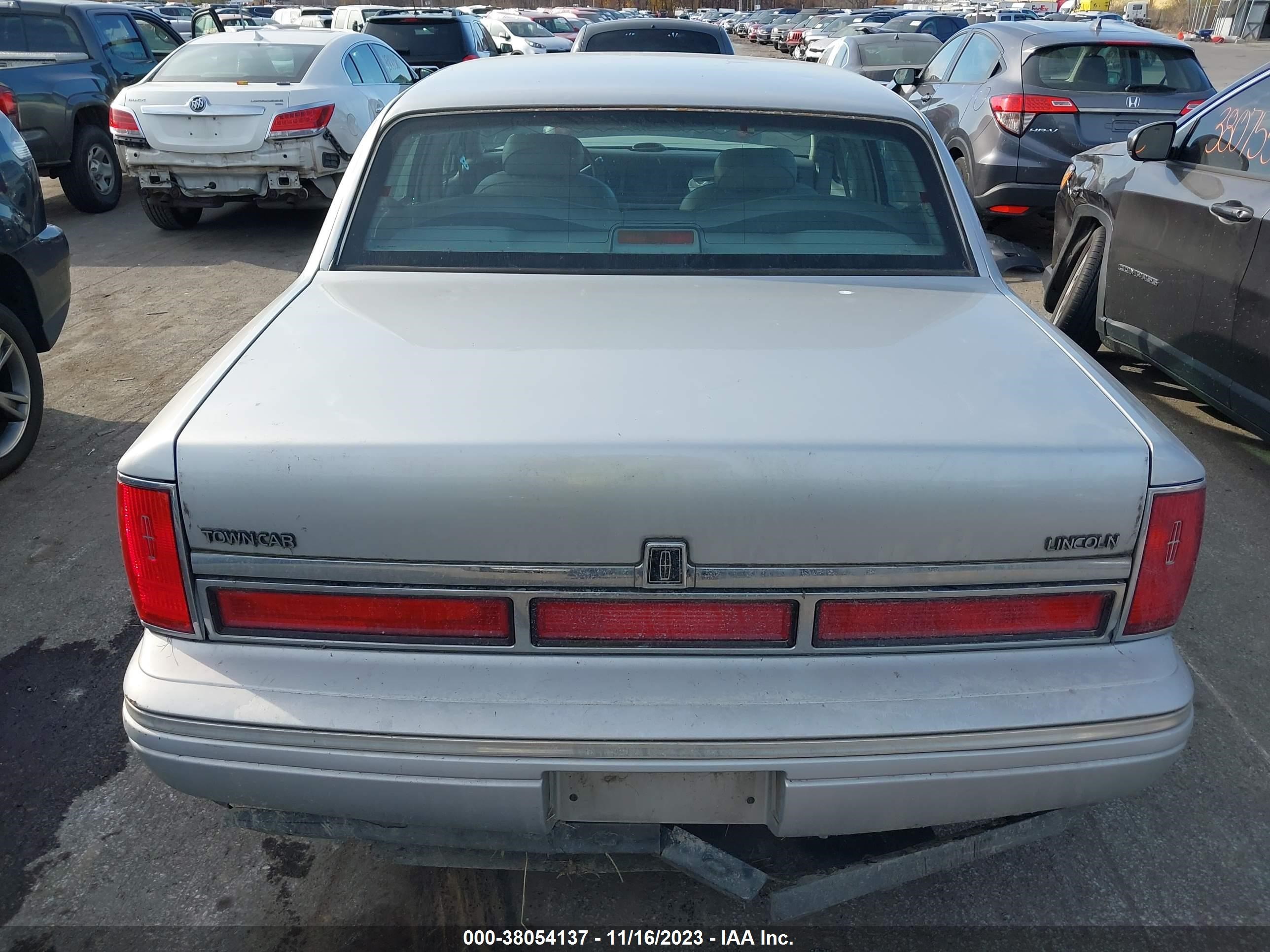 Photo 15 VIN: 1LNLM81W3VY758695 - LINCOLN TOWN CAR 