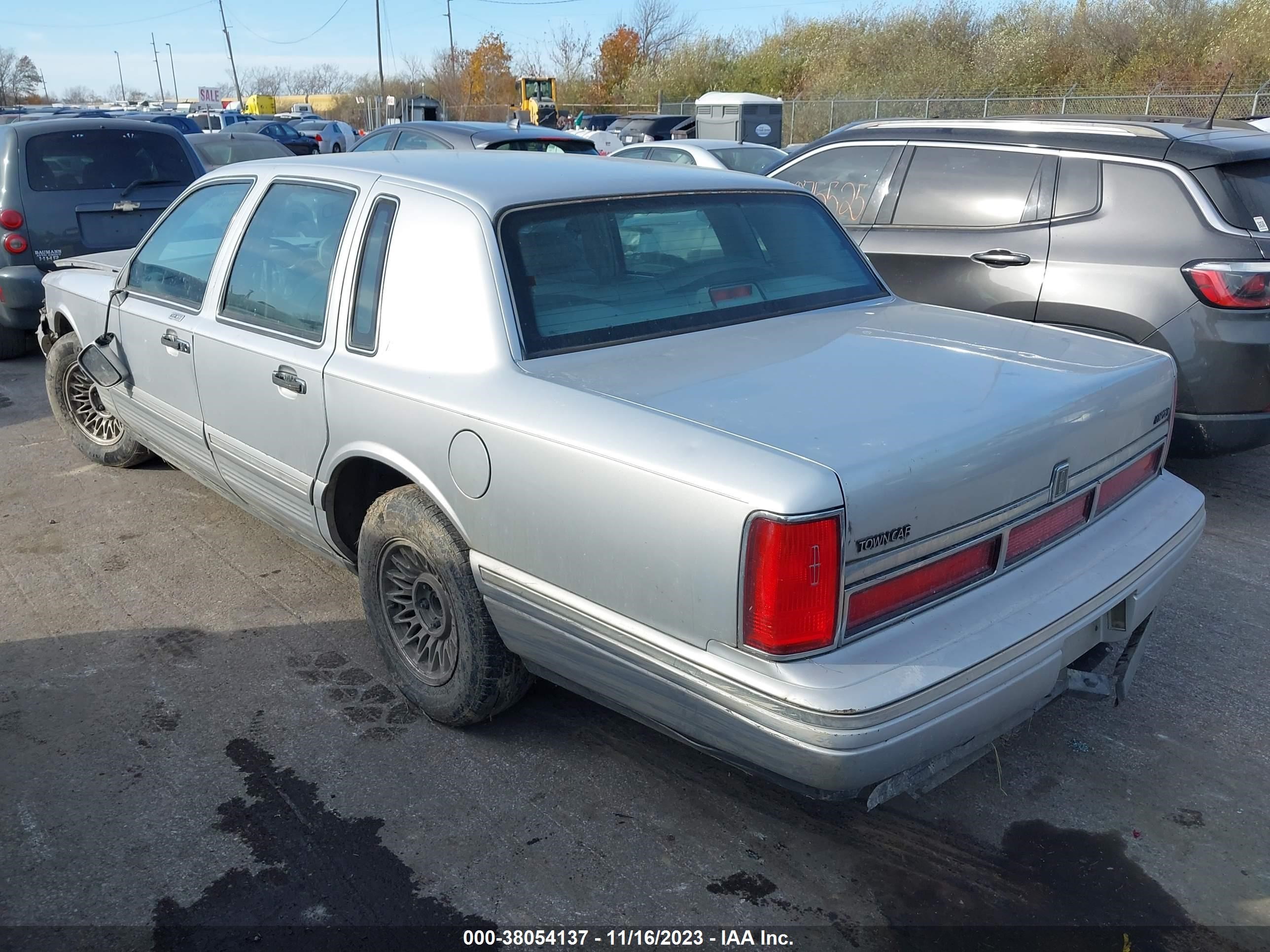 Photo 2 VIN: 1LNLM81W3VY758695 - LINCOLN TOWN CAR 