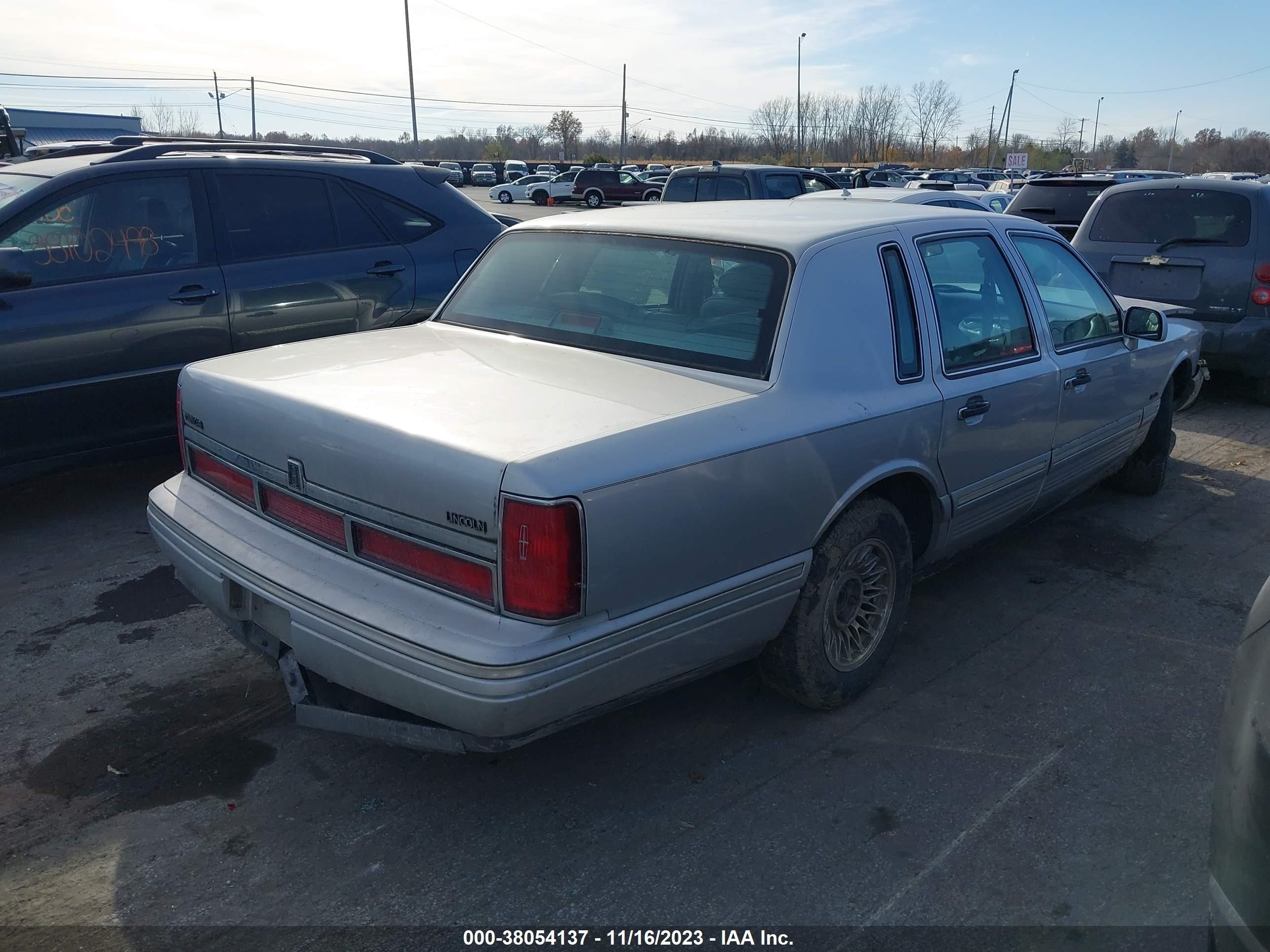 Photo 3 VIN: 1LNLM81W3VY758695 - LINCOLN TOWN CAR 