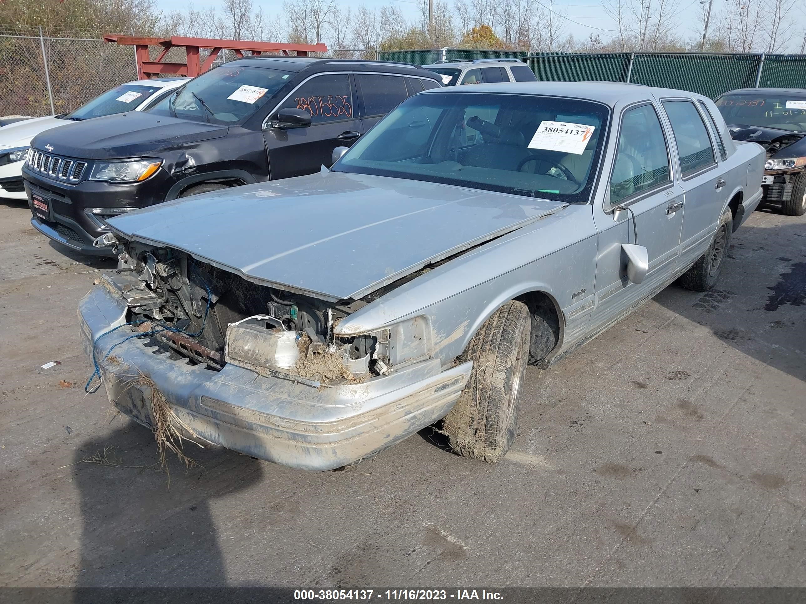 Photo 5 VIN: 1LNLM81W3VY758695 - LINCOLN TOWN CAR 