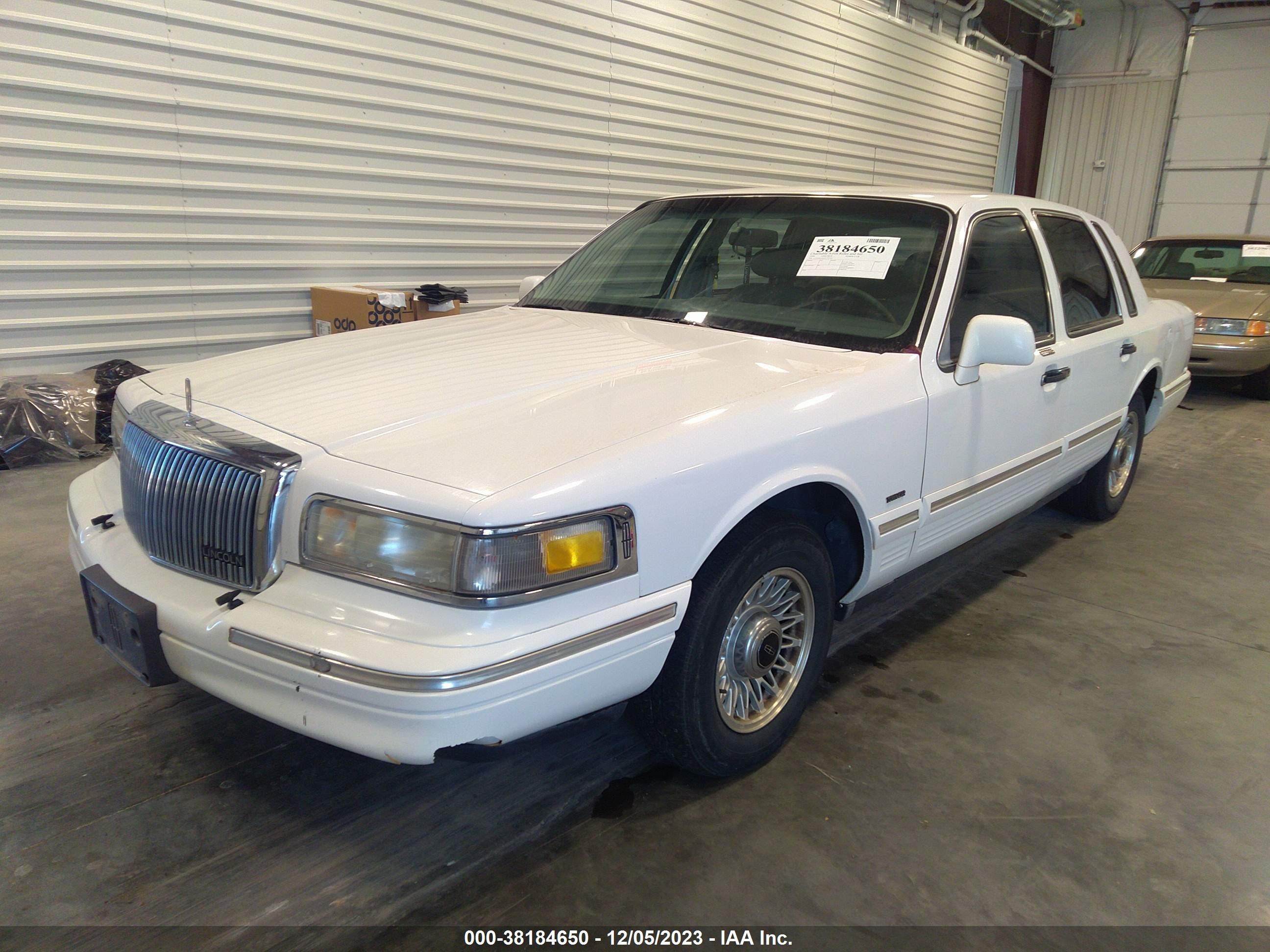 Photo 1 VIN: 1LNLM81W4TY727758 - LINCOLN TOWN CAR 