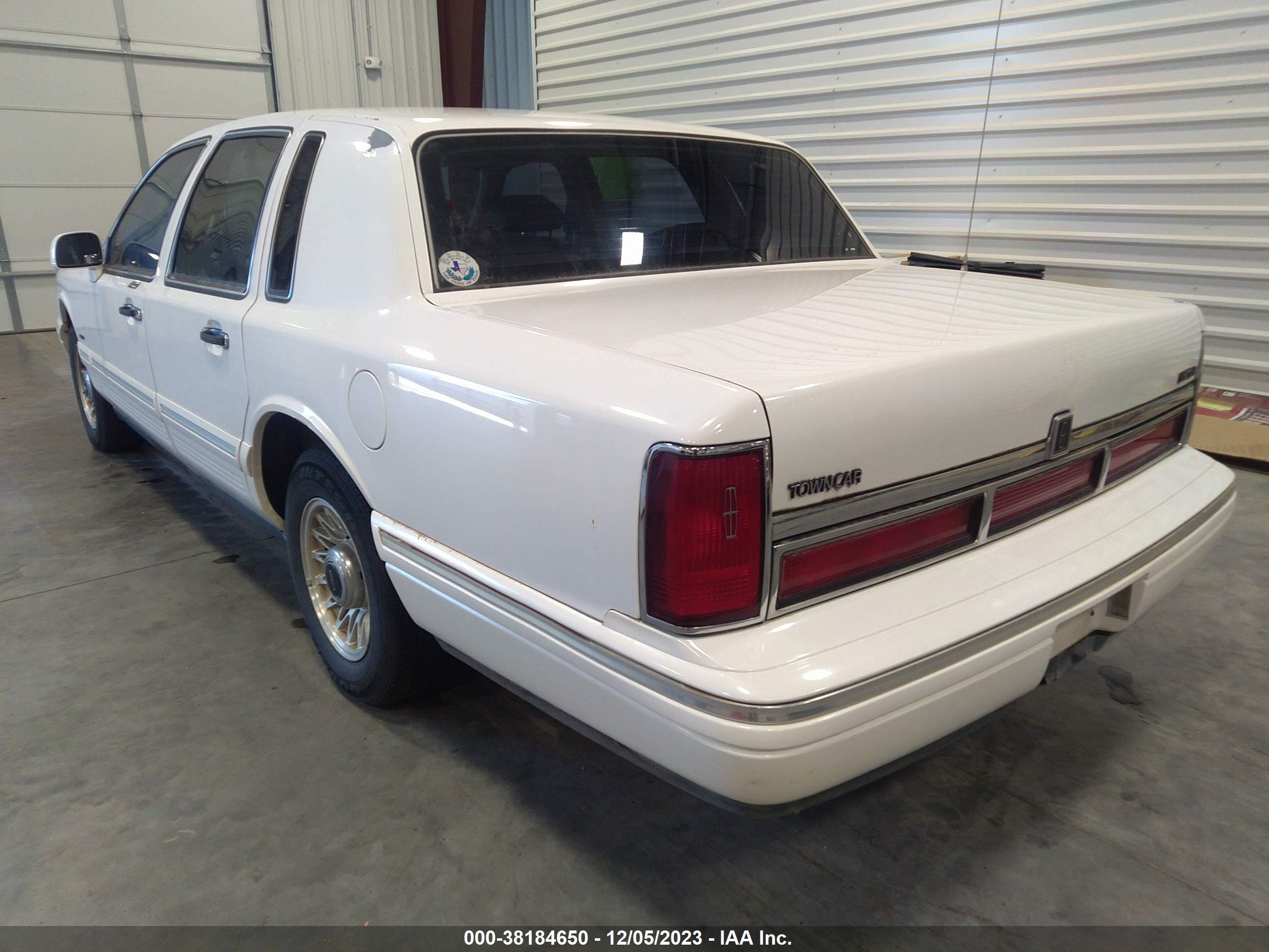 Photo 2 VIN: 1LNLM81W4TY727758 - LINCOLN TOWN CAR 