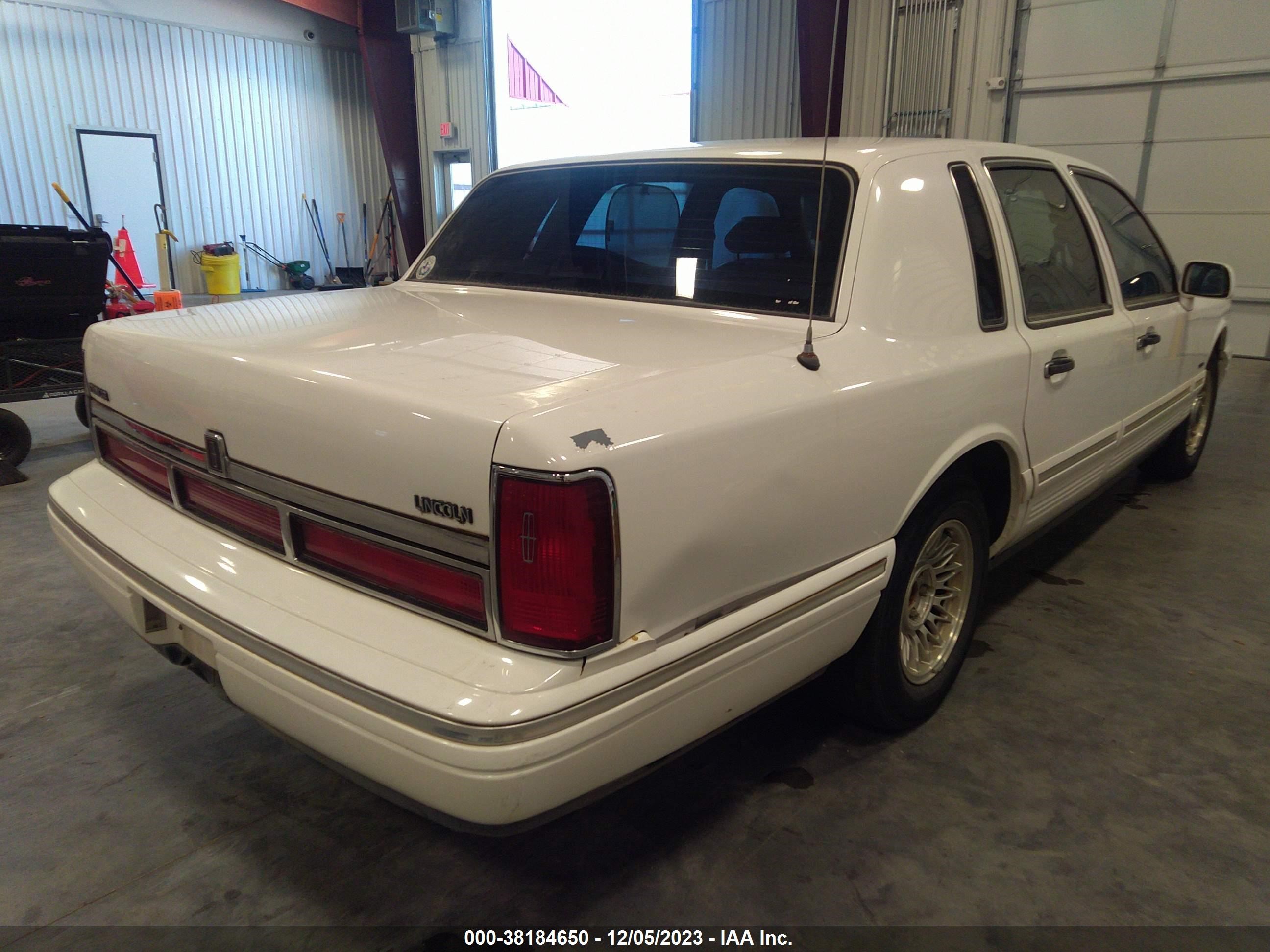 Photo 3 VIN: 1LNLM81W4TY727758 - LINCOLN TOWN CAR 