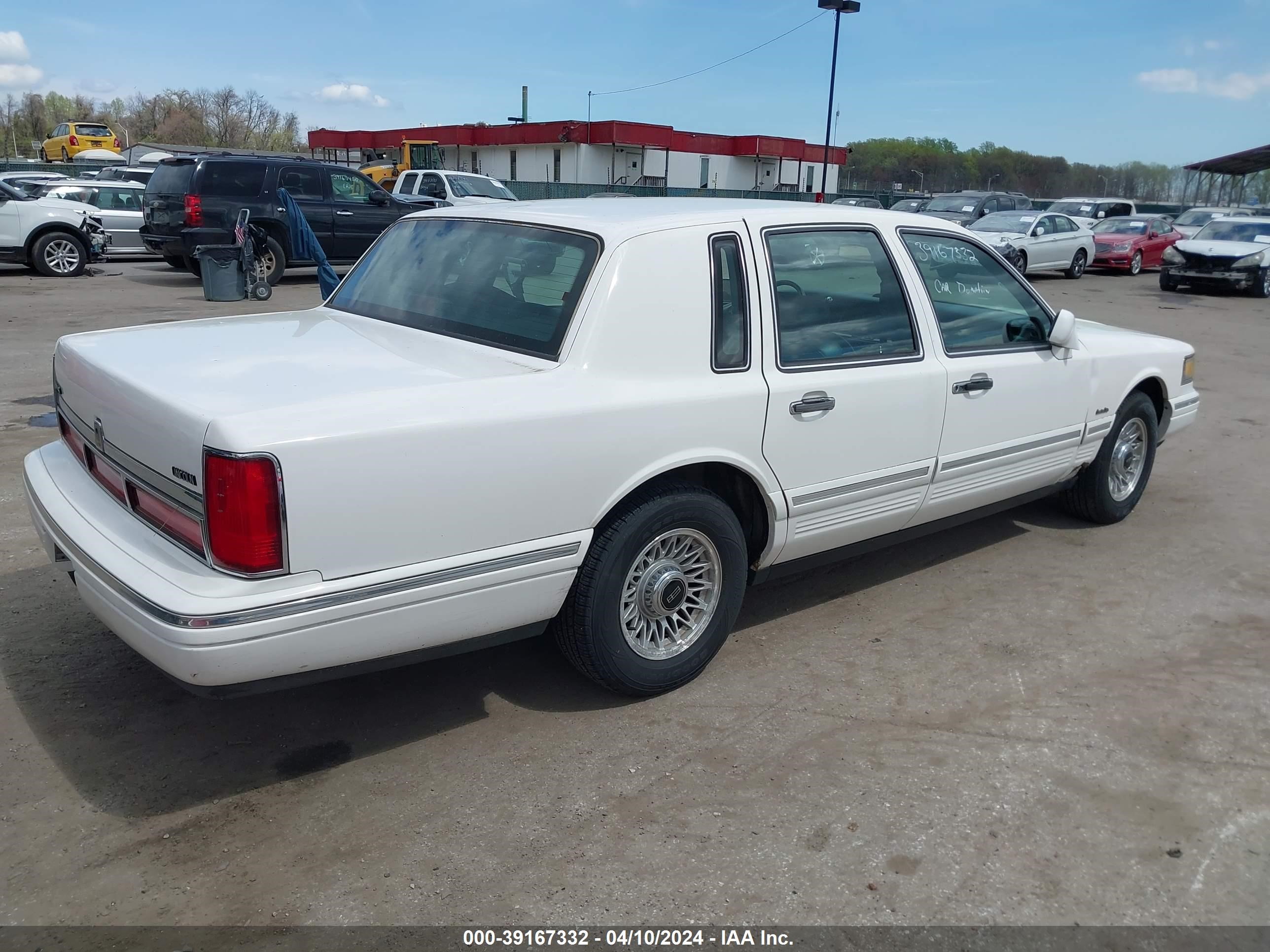 Photo 3 VIN: 1LNLM81W4VY756406 - LINCOLN TOWN CAR 