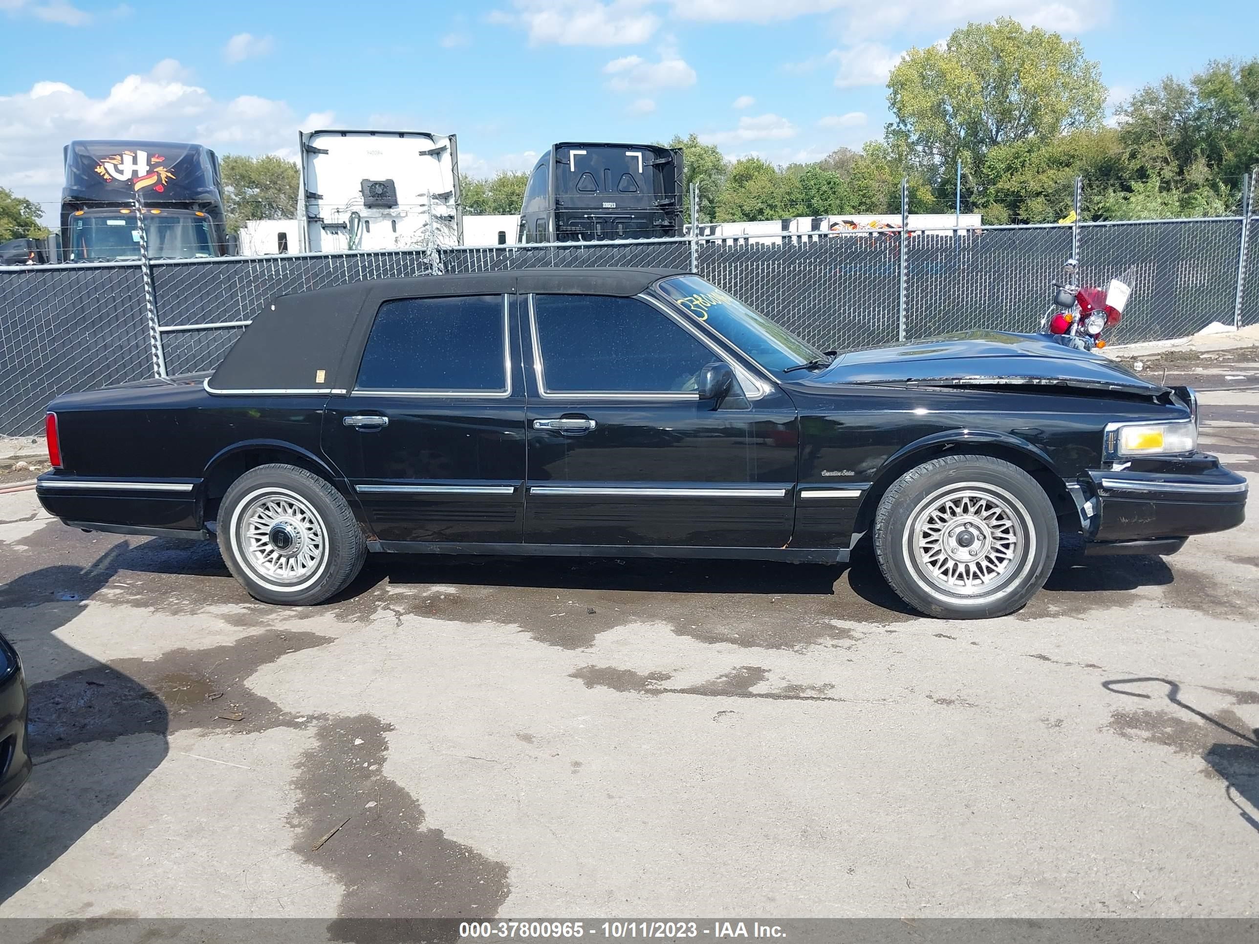 Photo 12 VIN: 1LNLM81W5VY724998 - LINCOLN TOWN CAR 