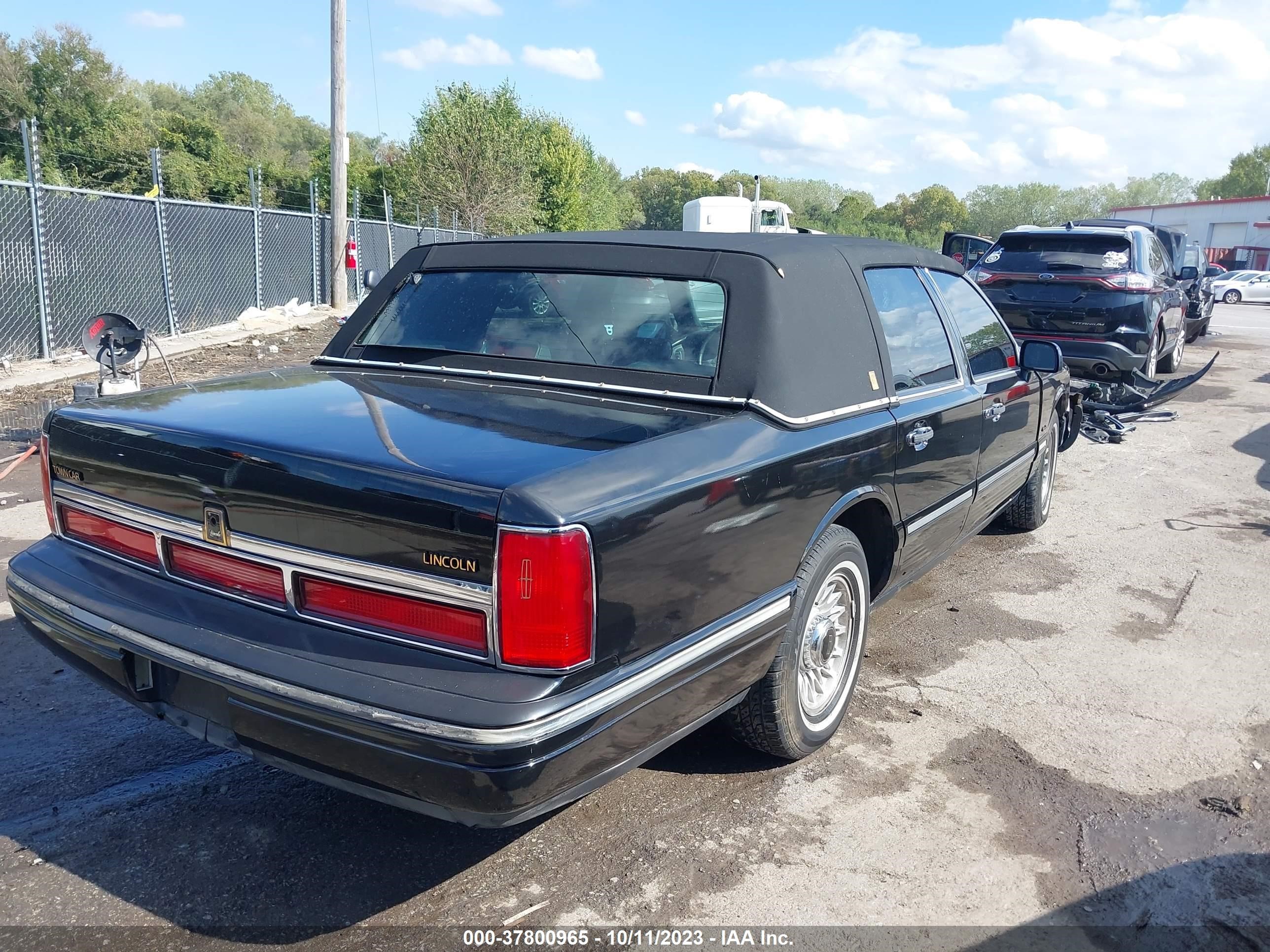 Photo 3 VIN: 1LNLM81W5VY724998 - LINCOLN TOWN CAR 