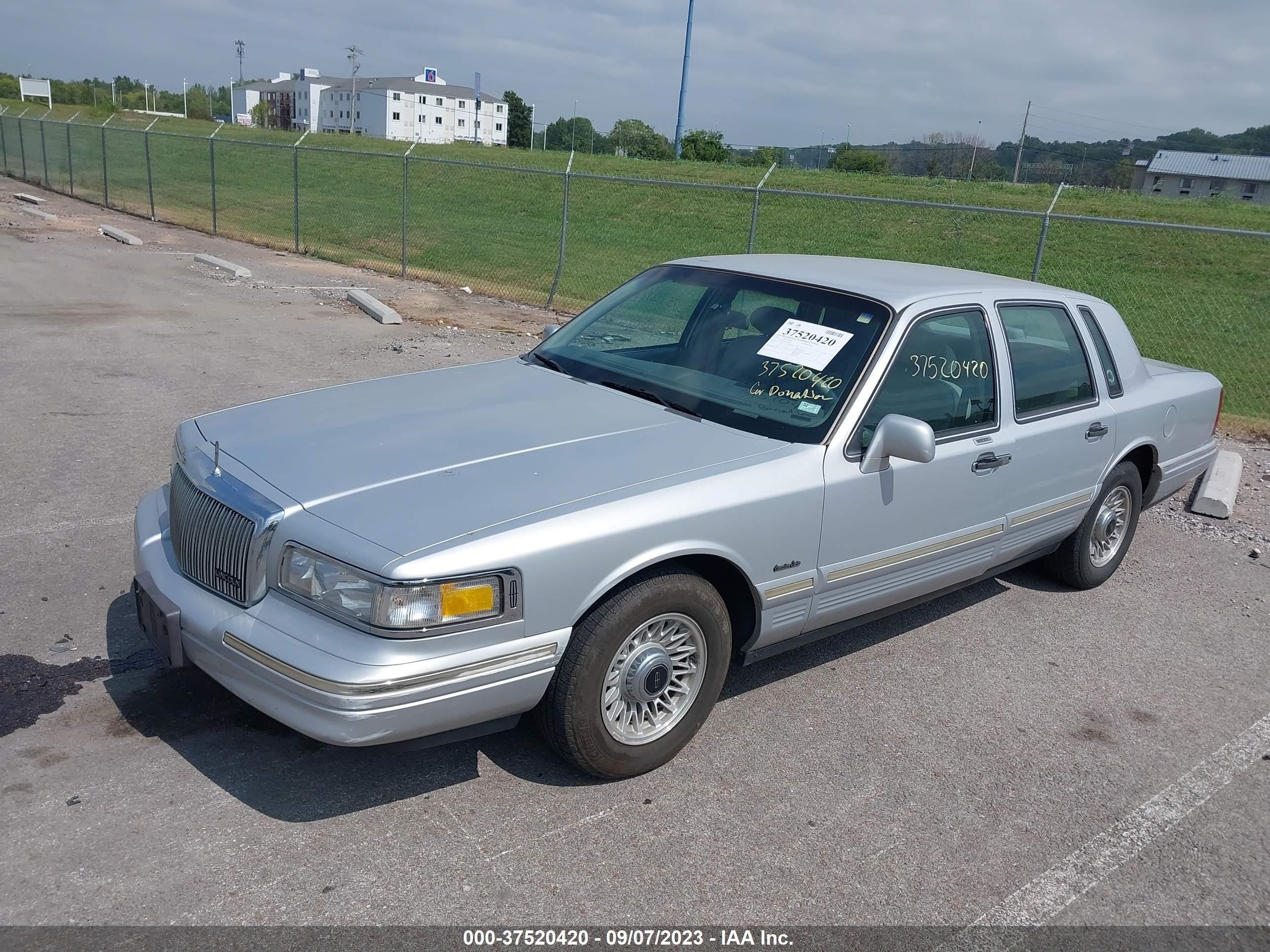 Photo 1 VIN: 1LNLM81W5VY734608 - LINCOLN TOWN CAR E 