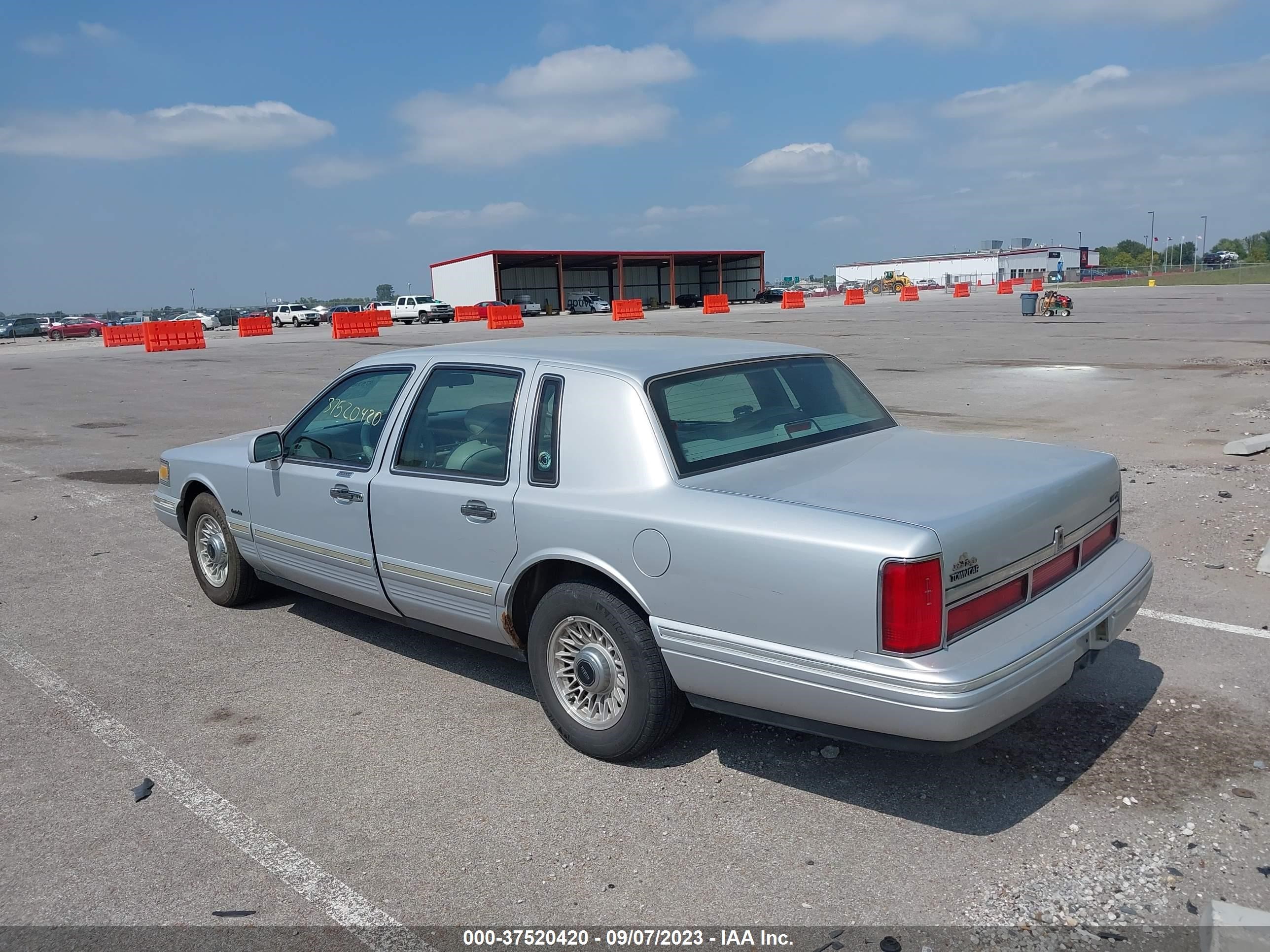 Photo 2 VIN: 1LNLM81W5VY734608 - LINCOLN TOWN CAR E 