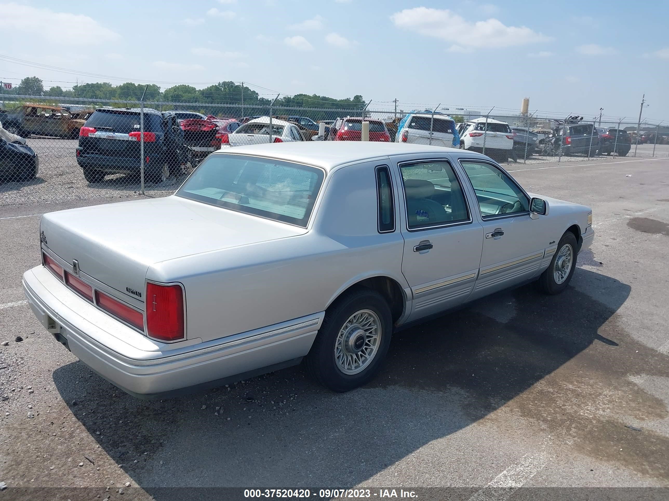 Photo 3 VIN: 1LNLM81W5VY734608 - LINCOLN TOWN CAR E 