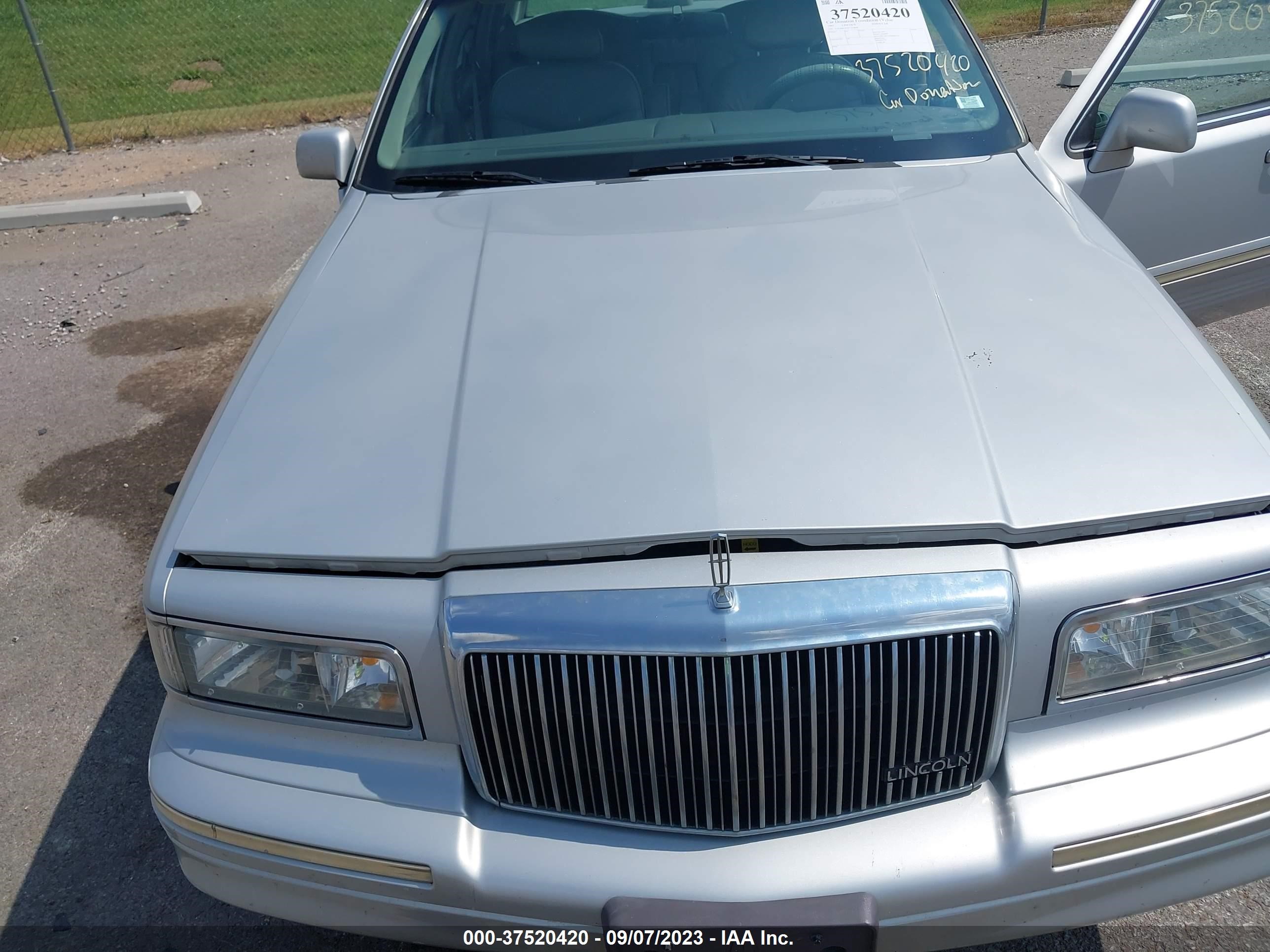 Photo 5 VIN: 1LNLM81W5VY734608 - LINCOLN TOWN CAR E 