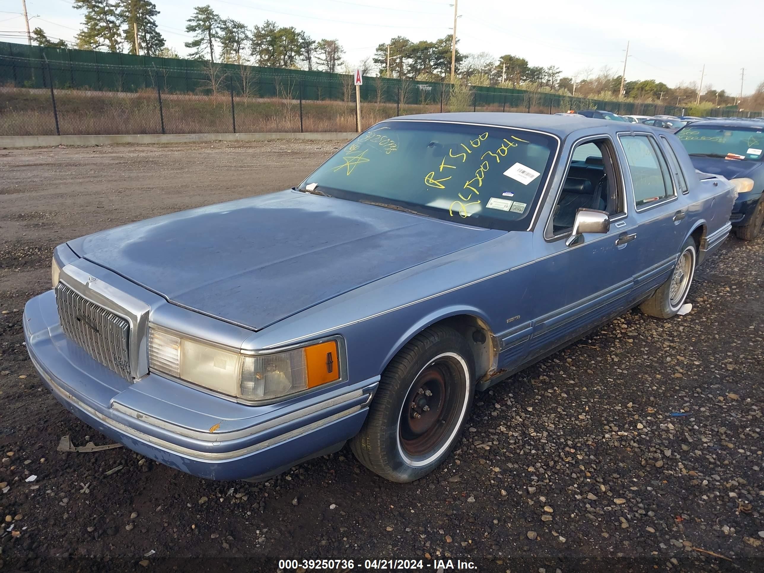 Photo 1 VIN: 1LNLM81W6RY734798 - LINCOLN TOWN CAR 