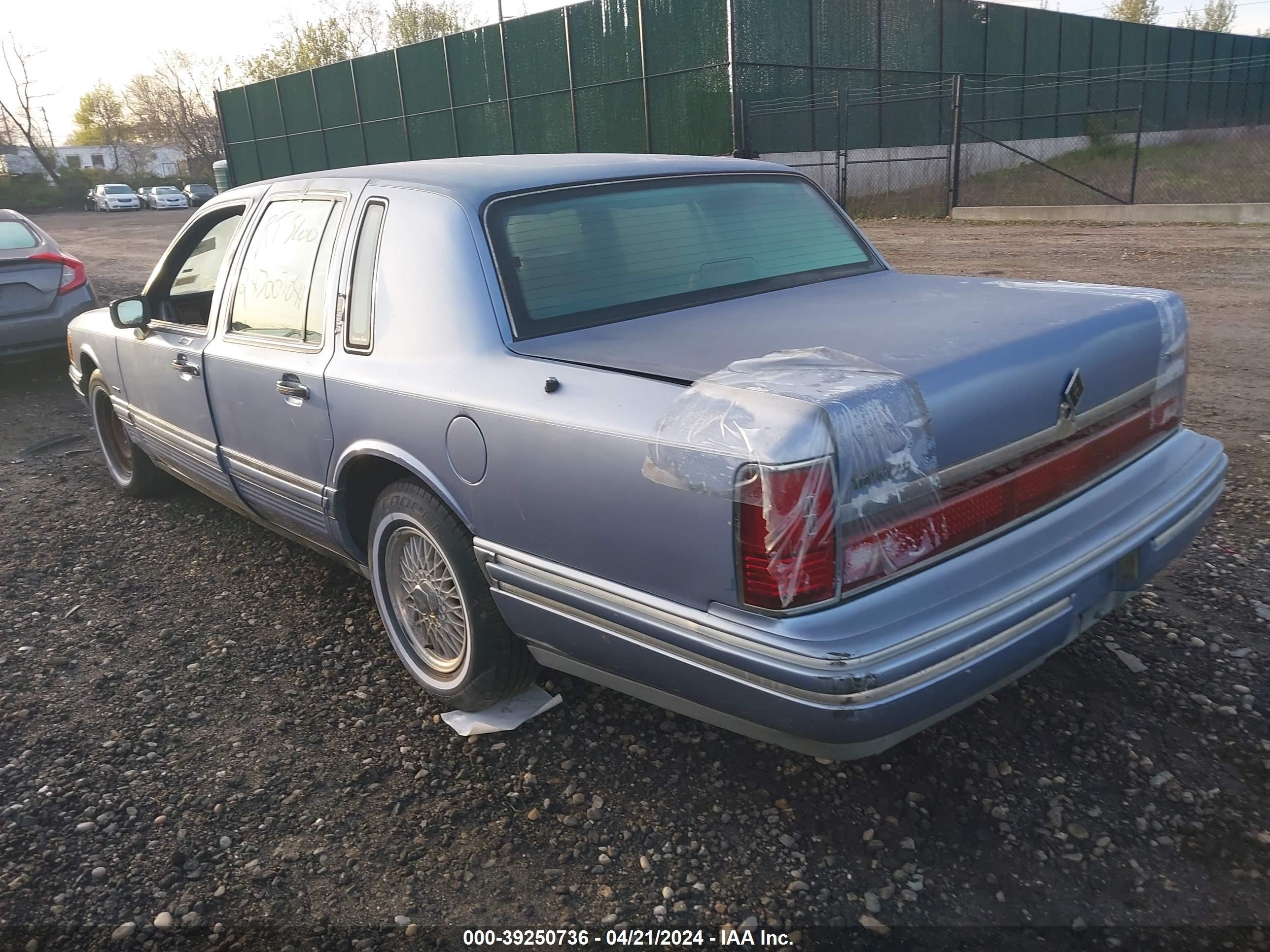 Photo 2 VIN: 1LNLM81W6RY734798 - LINCOLN TOWN CAR 