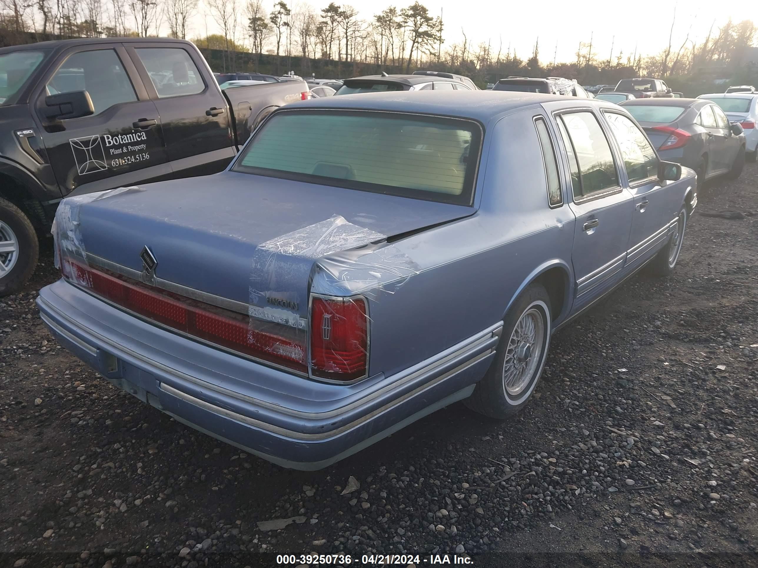 Photo 3 VIN: 1LNLM81W6RY734798 - LINCOLN TOWN CAR 