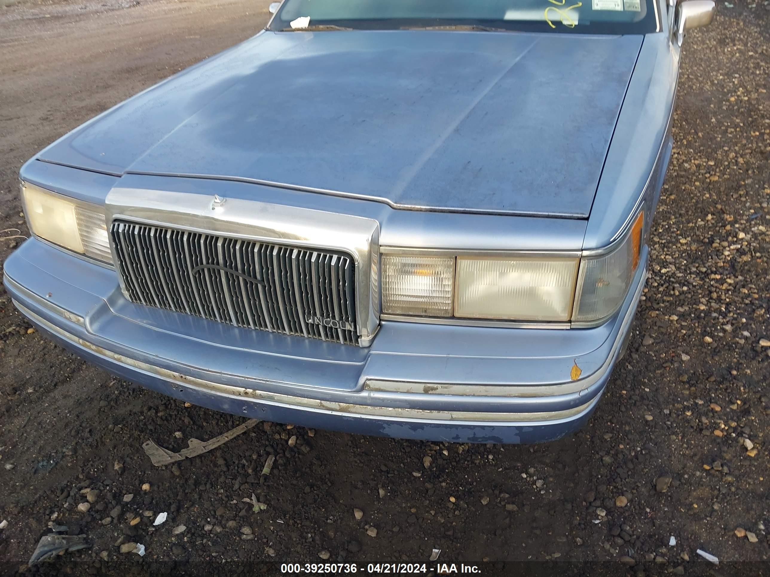 Photo 5 VIN: 1LNLM81W6RY734798 - LINCOLN TOWN CAR 