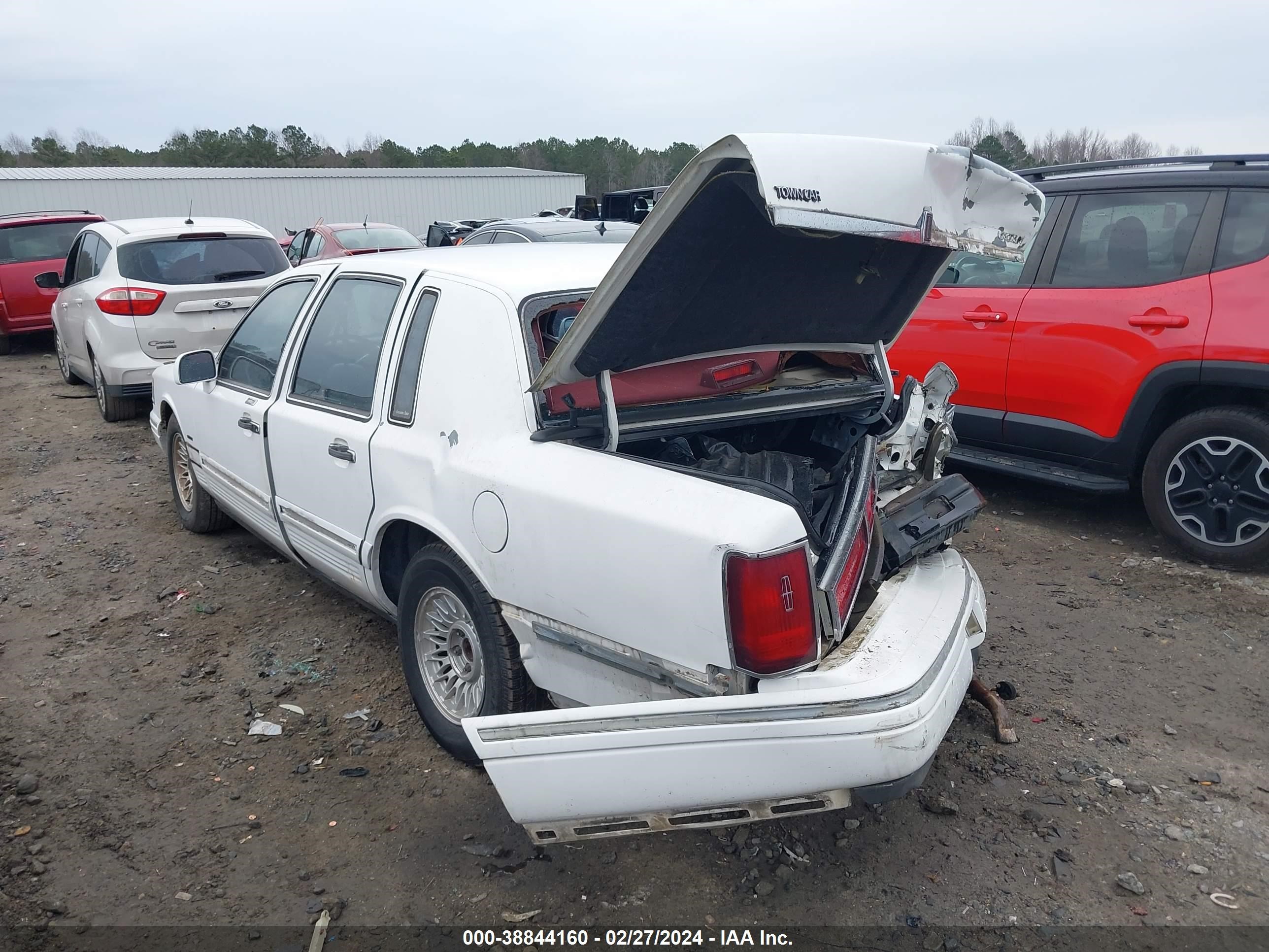 Photo 2 VIN: 1LNLM81W6TY696240 - LINCOLN TOWN CAR 