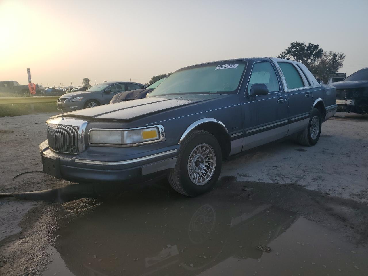 Photo 0 VIN: 1LNLM81W6TY716888 - LINCOLN TOWN CAR 