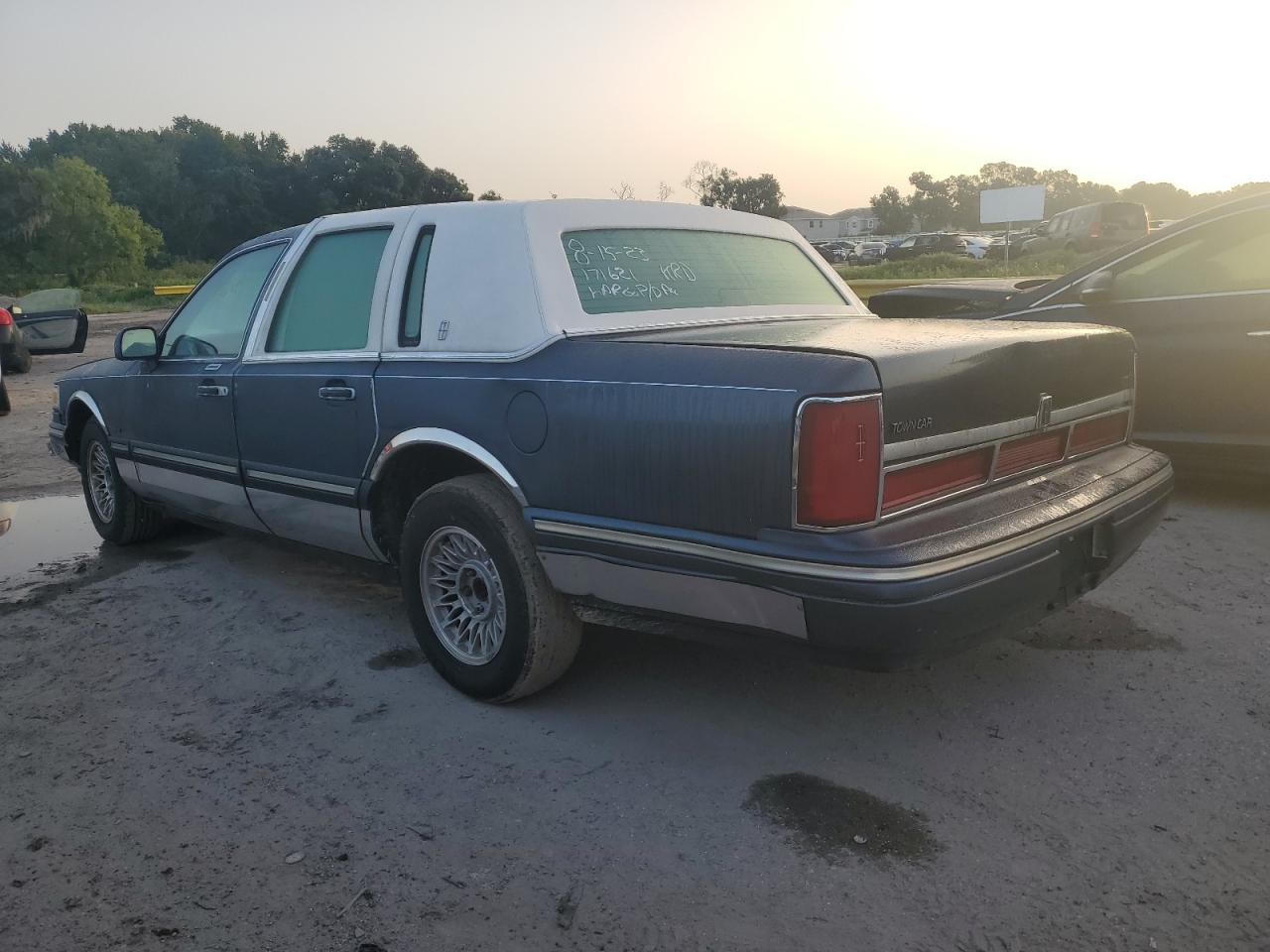 Photo 1 VIN: 1LNLM81W6TY716888 - LINCOLN TOWN CAR 