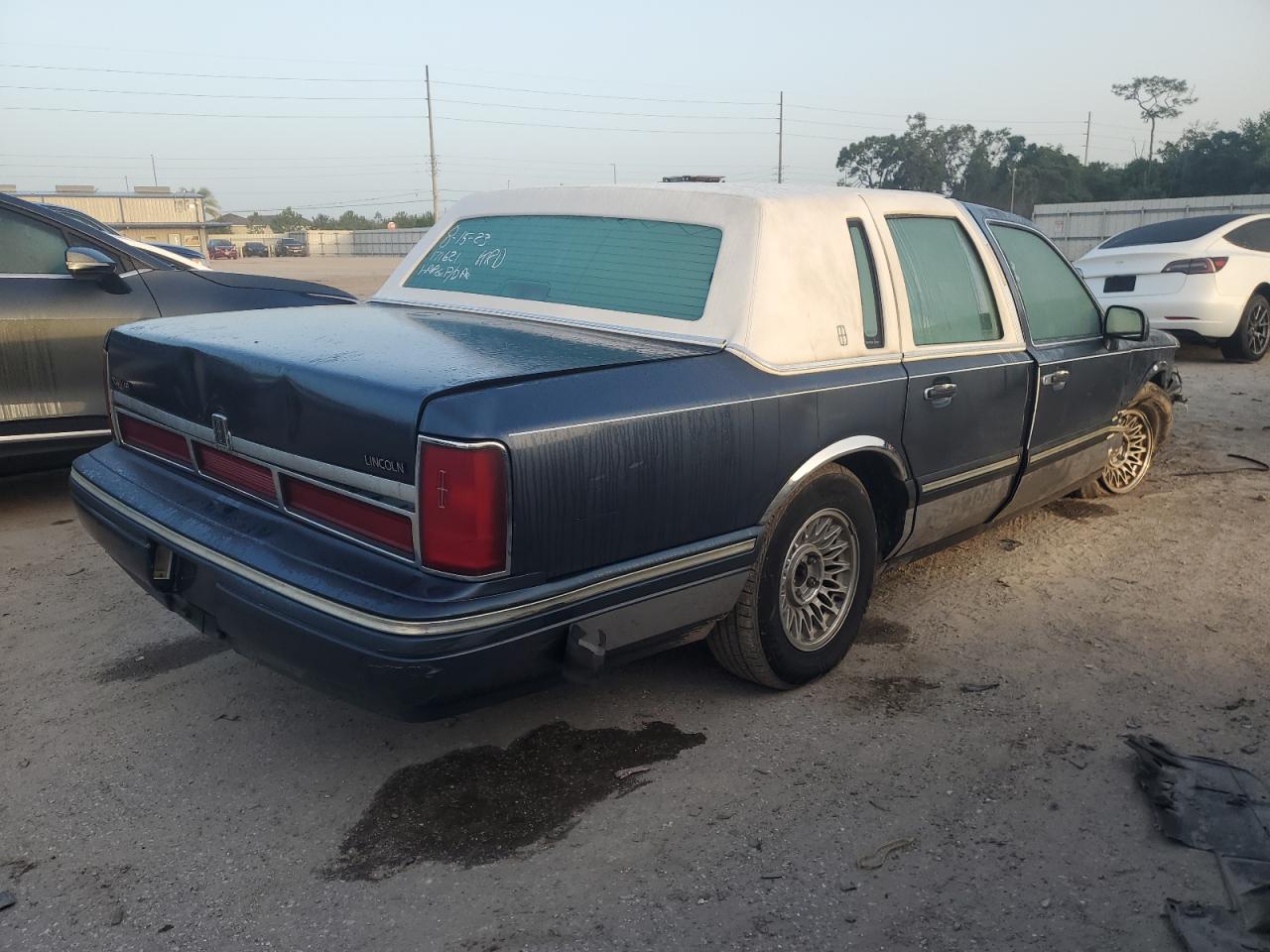 Photo 2 VIN: 1LNLM81W6TY716888 - LINCOLN TOWN CAR 