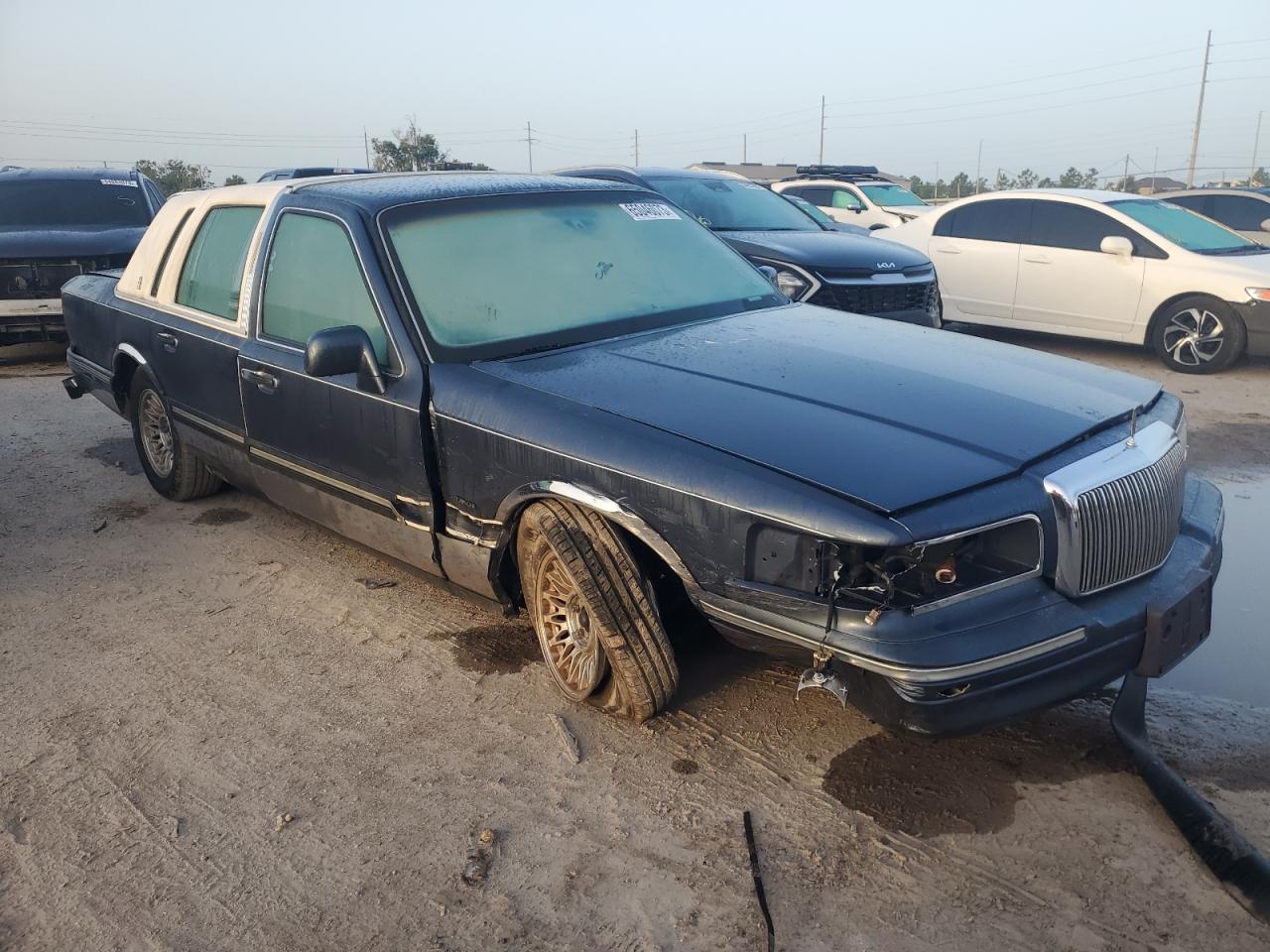 Photo 3 VIN: 1LNLM81W6TY716888 - LINCOLN TOWN CAR 