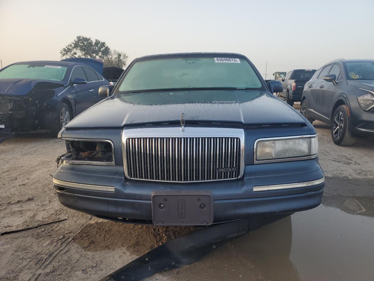 Photo 4 VIN: 1LNLM81W6TY716888 - LINCOLN TOWN CAR 