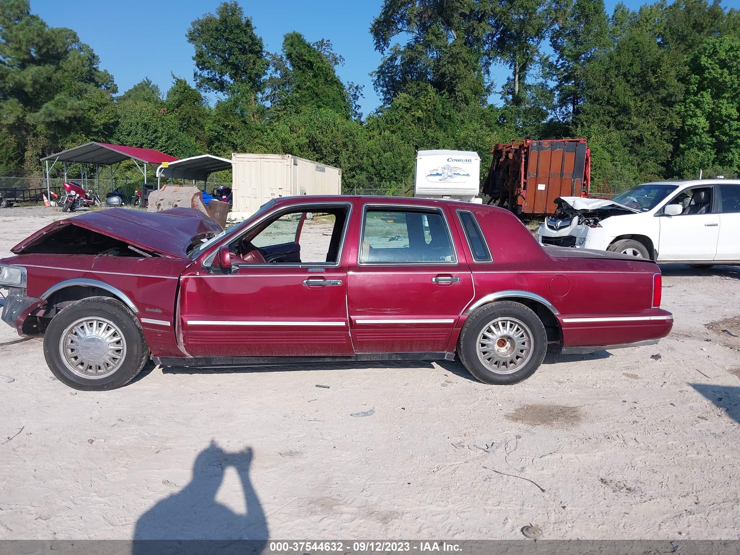 Photo 13 VIN: 1LNLM81W6VY741566 - LINCOLN TOWN CAR 