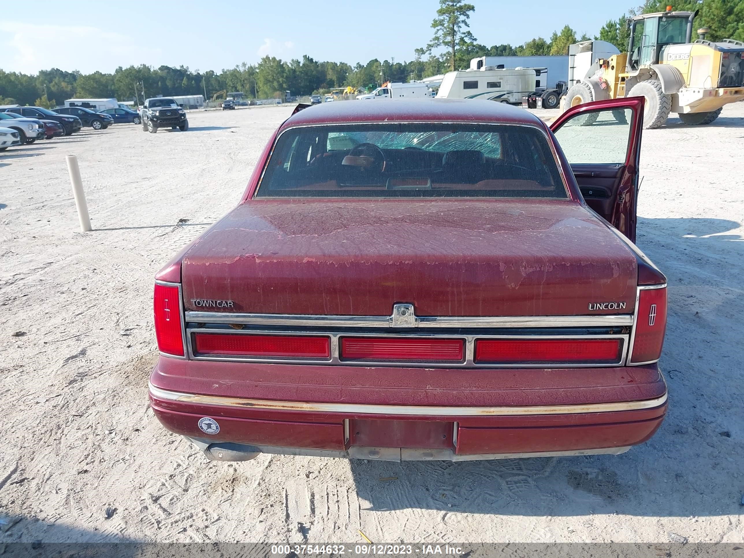 Photo 15 VIN: 1LNLM81W6VY741566 - LINCOLN TOWN CAR 