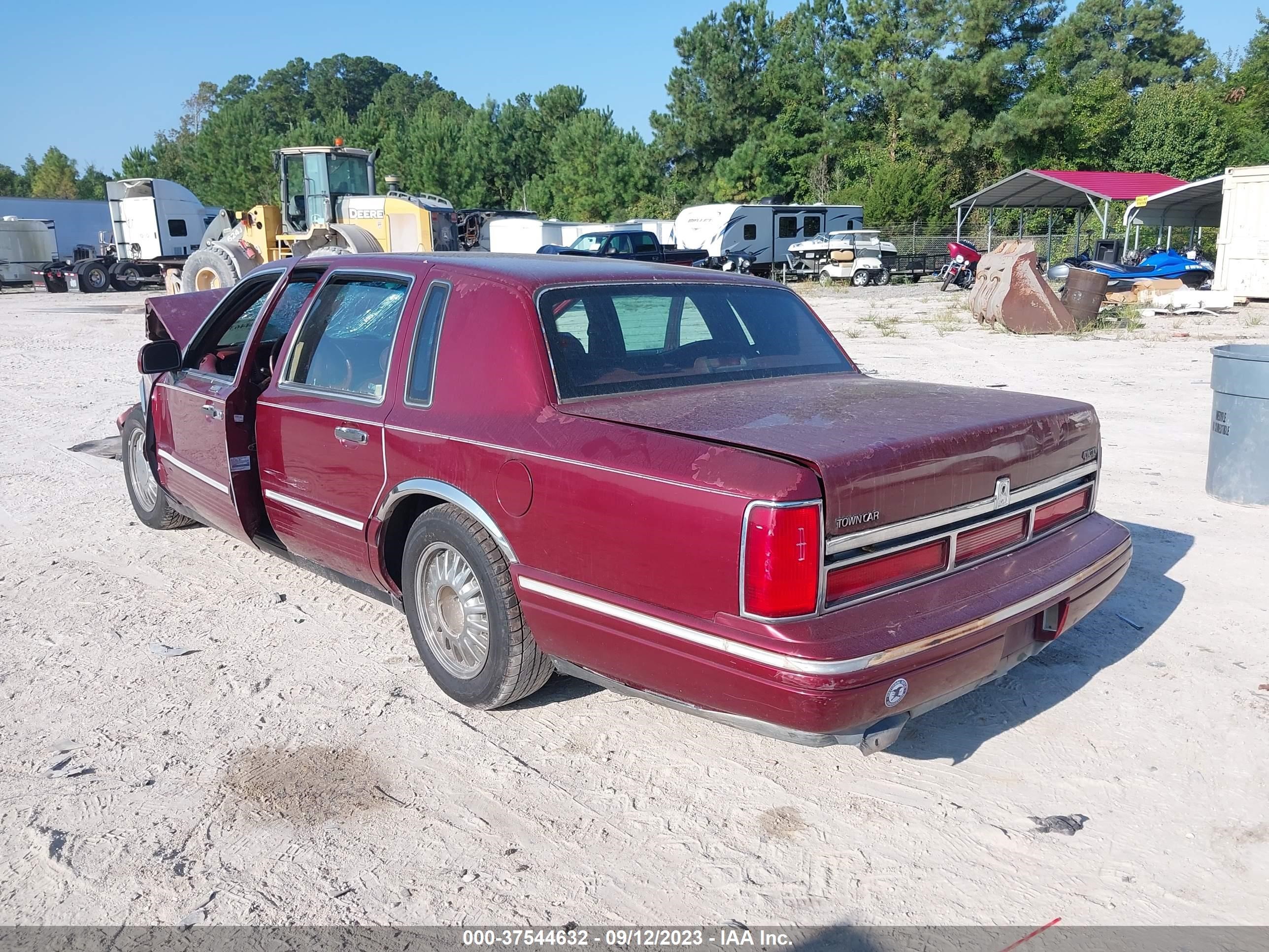 Photo 2 VIN: 1LNLM81W6VY741566 - LINCOLN TOWN CAR 