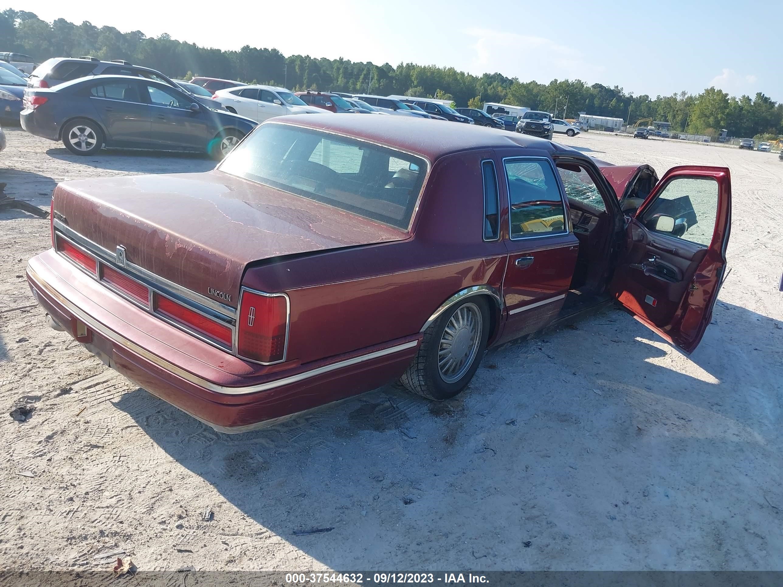 Photo 3 VIN: 1LNLM81W6VY741566 - LINCOLN TOWN CAR 