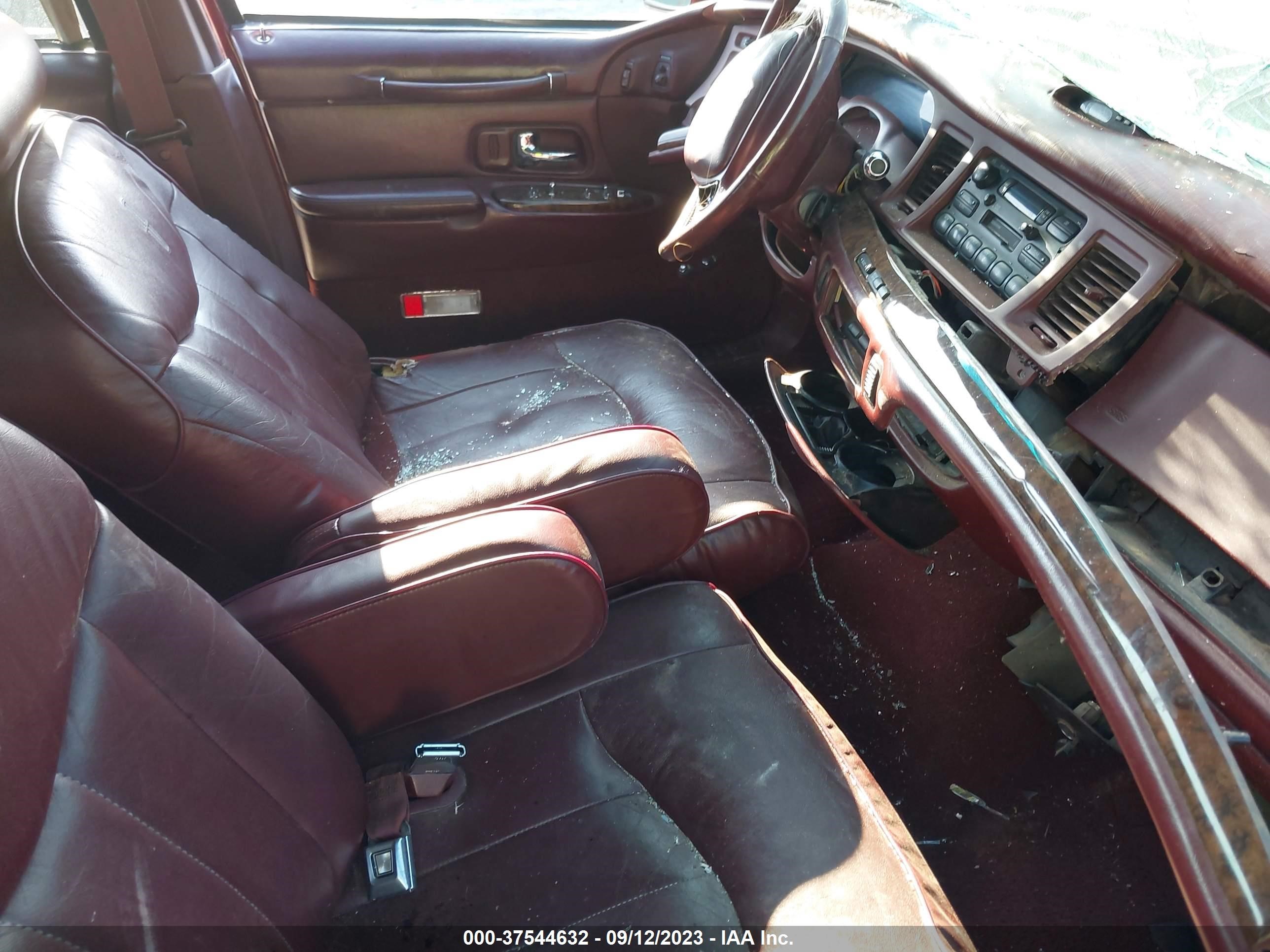 Photo 4 VIN: 1LNLM81W6VY741566 - LINCOLN TOWN CAR 