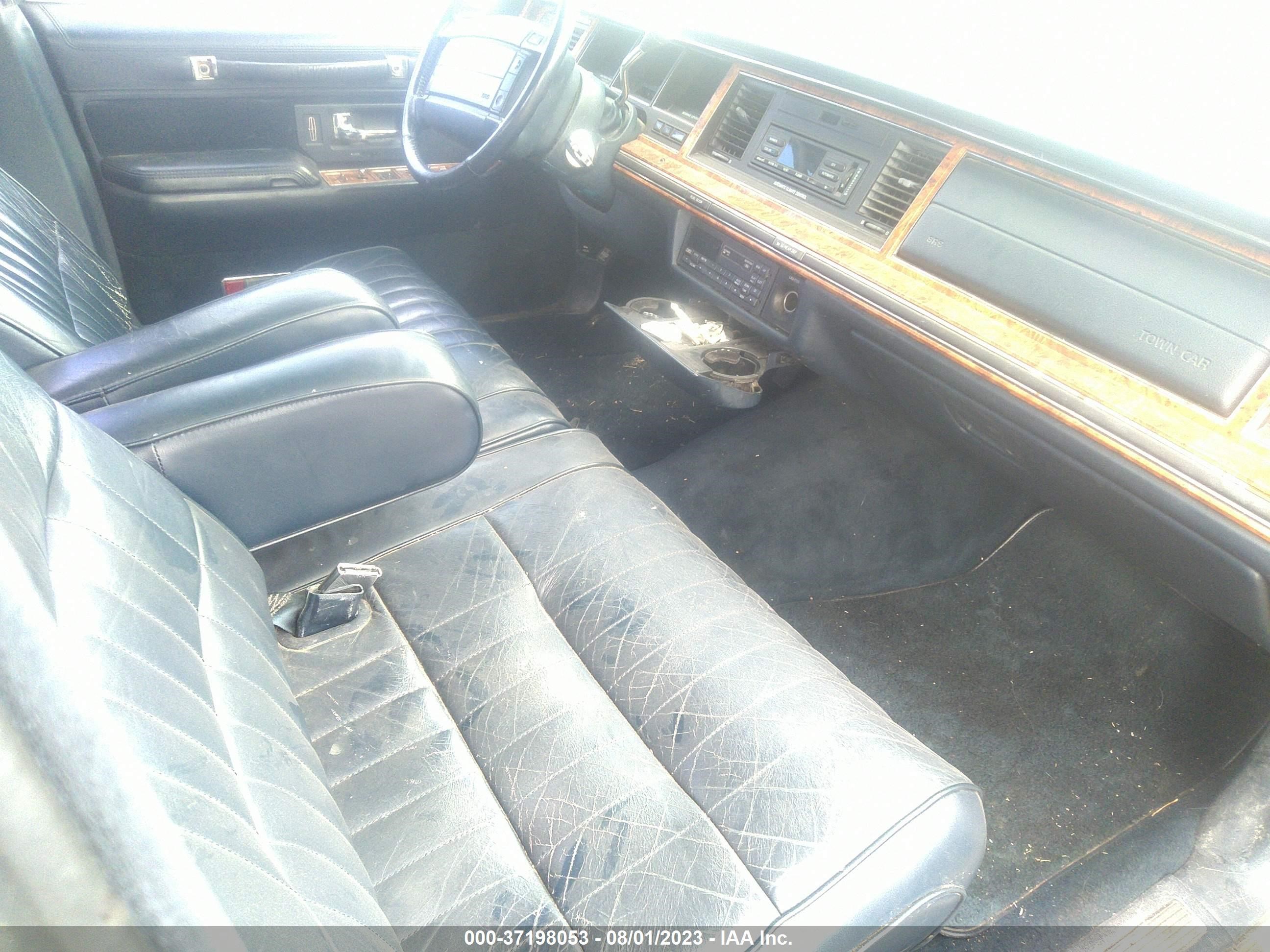 Photo 4 VIN: 1LNLM81W7PY651667 - LINCOLN TOWN CAR 