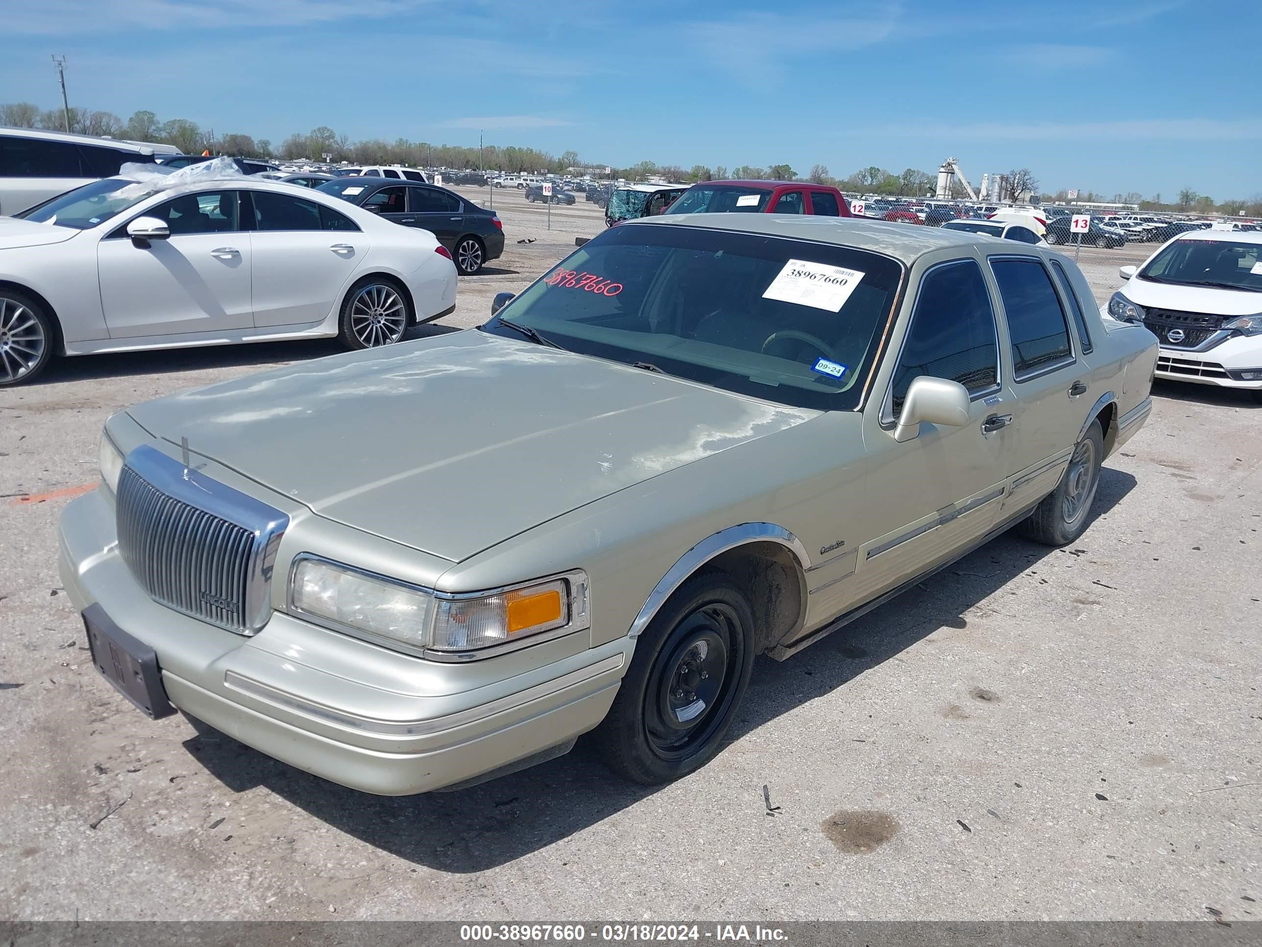 Photo 1 VIN: 1LNLM81W7VY640083 - LINCOLN TOWN CAR 