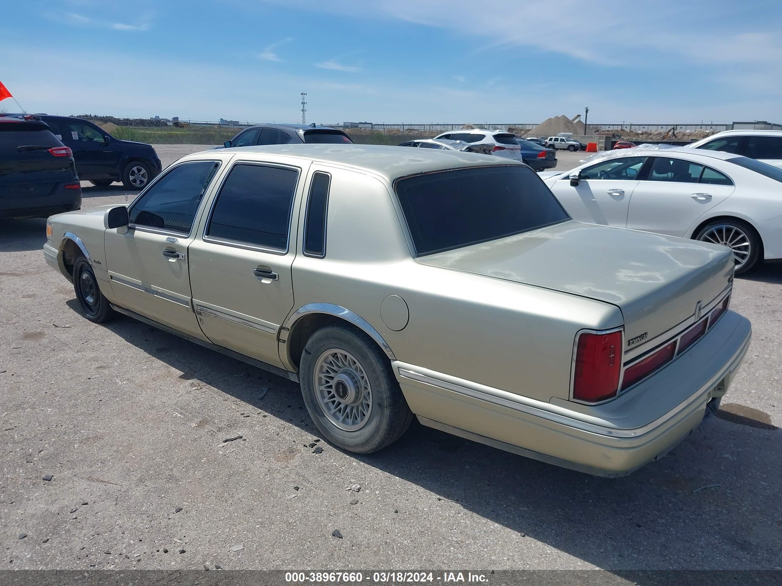 Photo 2 VIN: 1LNLM81W7VY640083 - LINCOLN TOWN CAR 