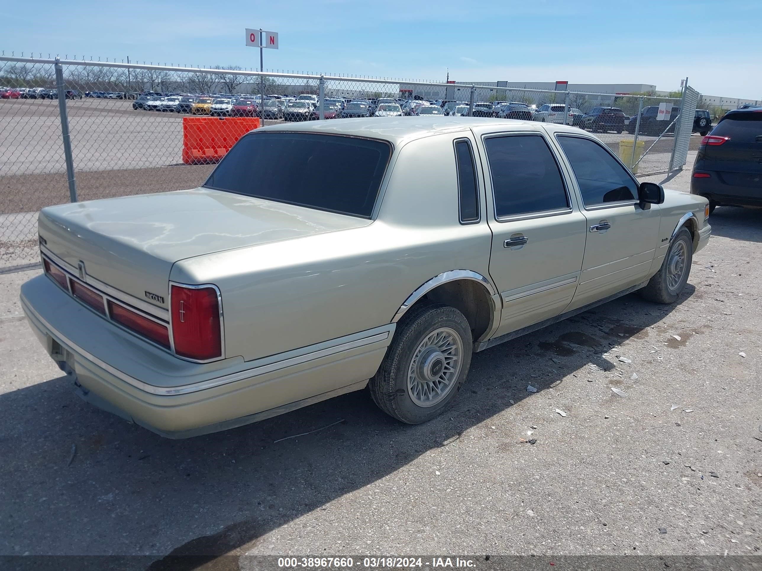 Photo 3 VIN: 1LNLM81W7VY640083 - LINCOLN TOWN CAR 