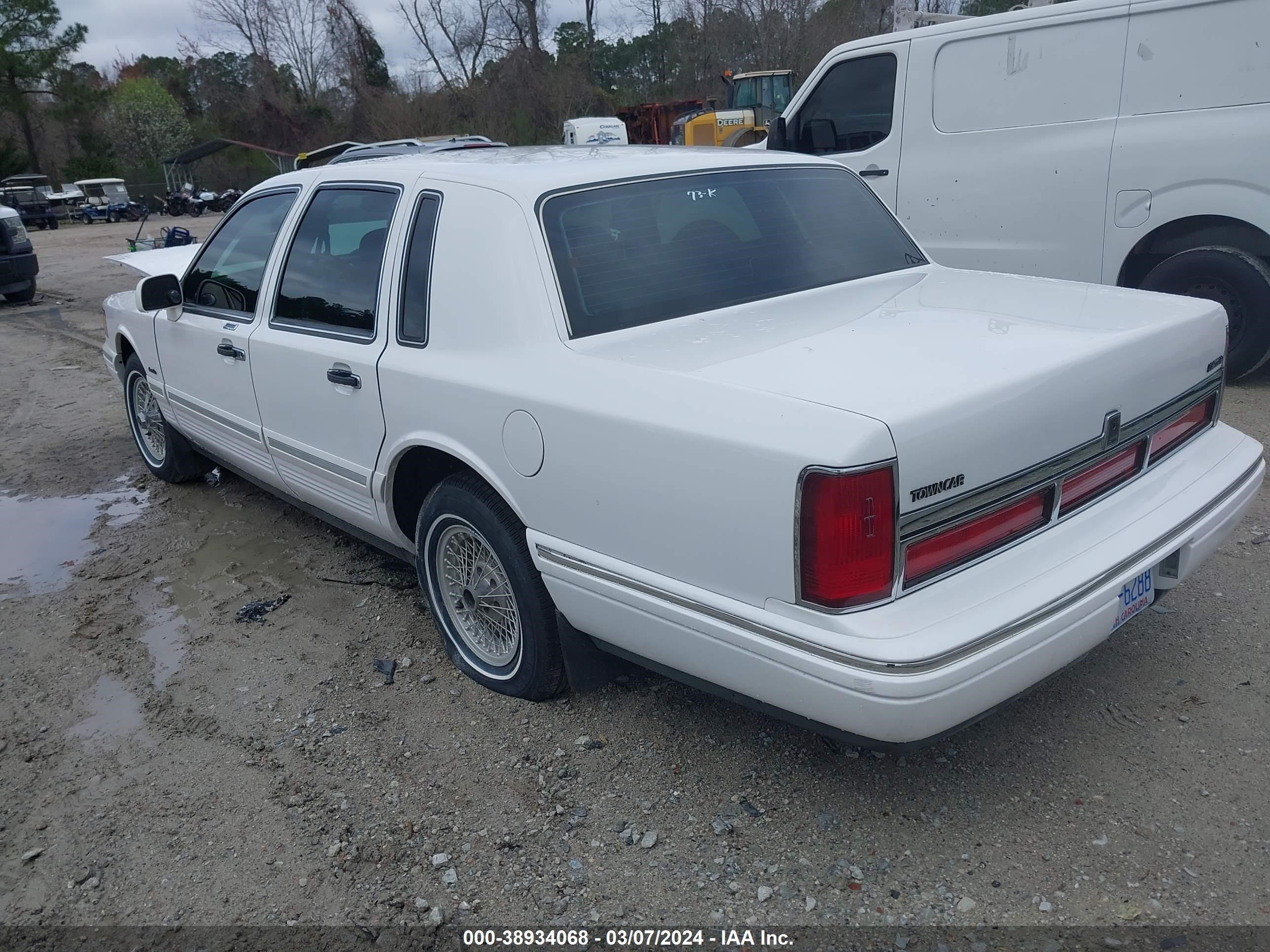 Photo 2 VIN: 1LNLM81W7VY645588 - LINCOLN TOWN CAR 