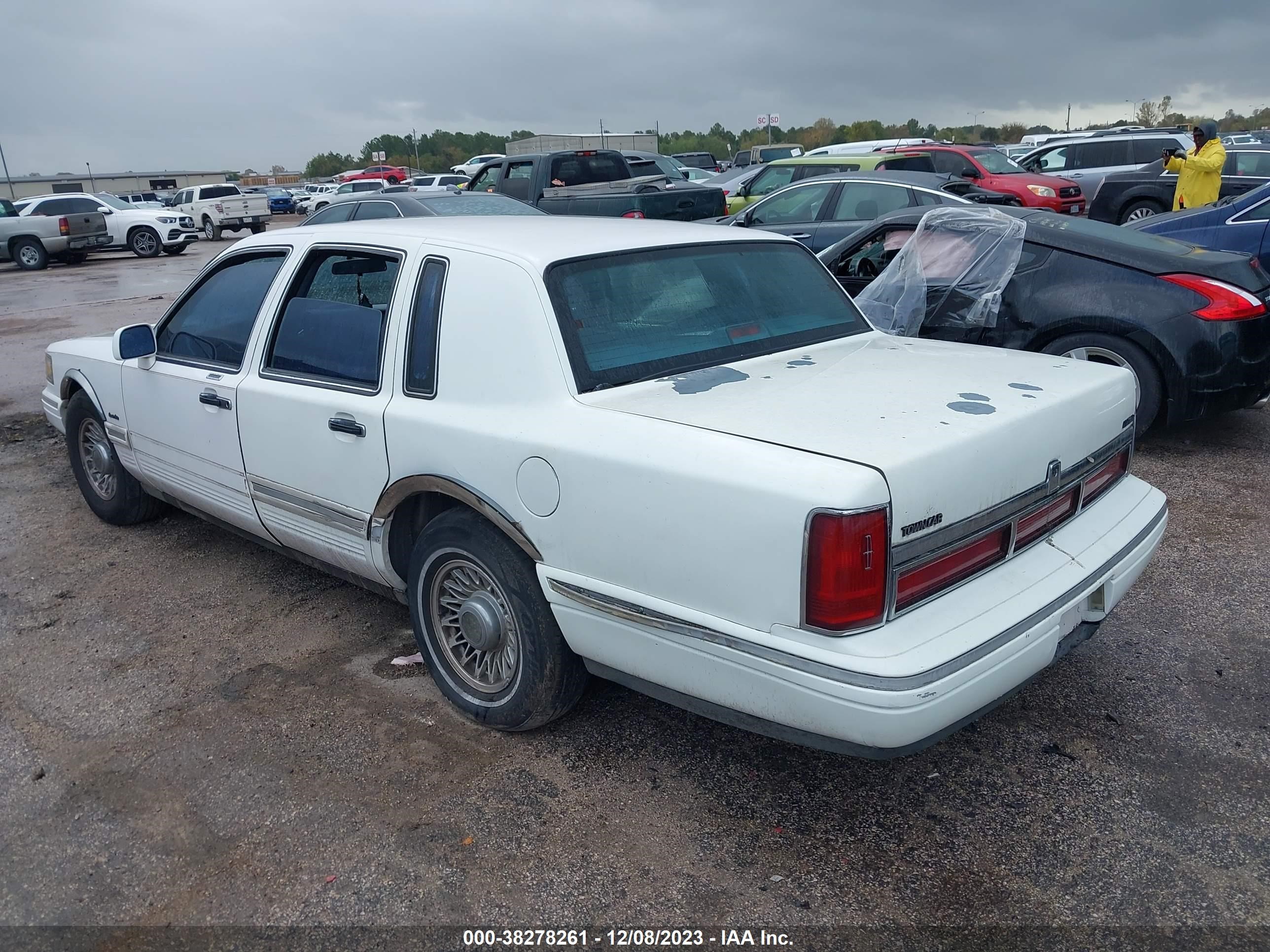 Photo 2 VIN: 1LNLM81W7VY736294 - LINCOLN TOWN CAR 