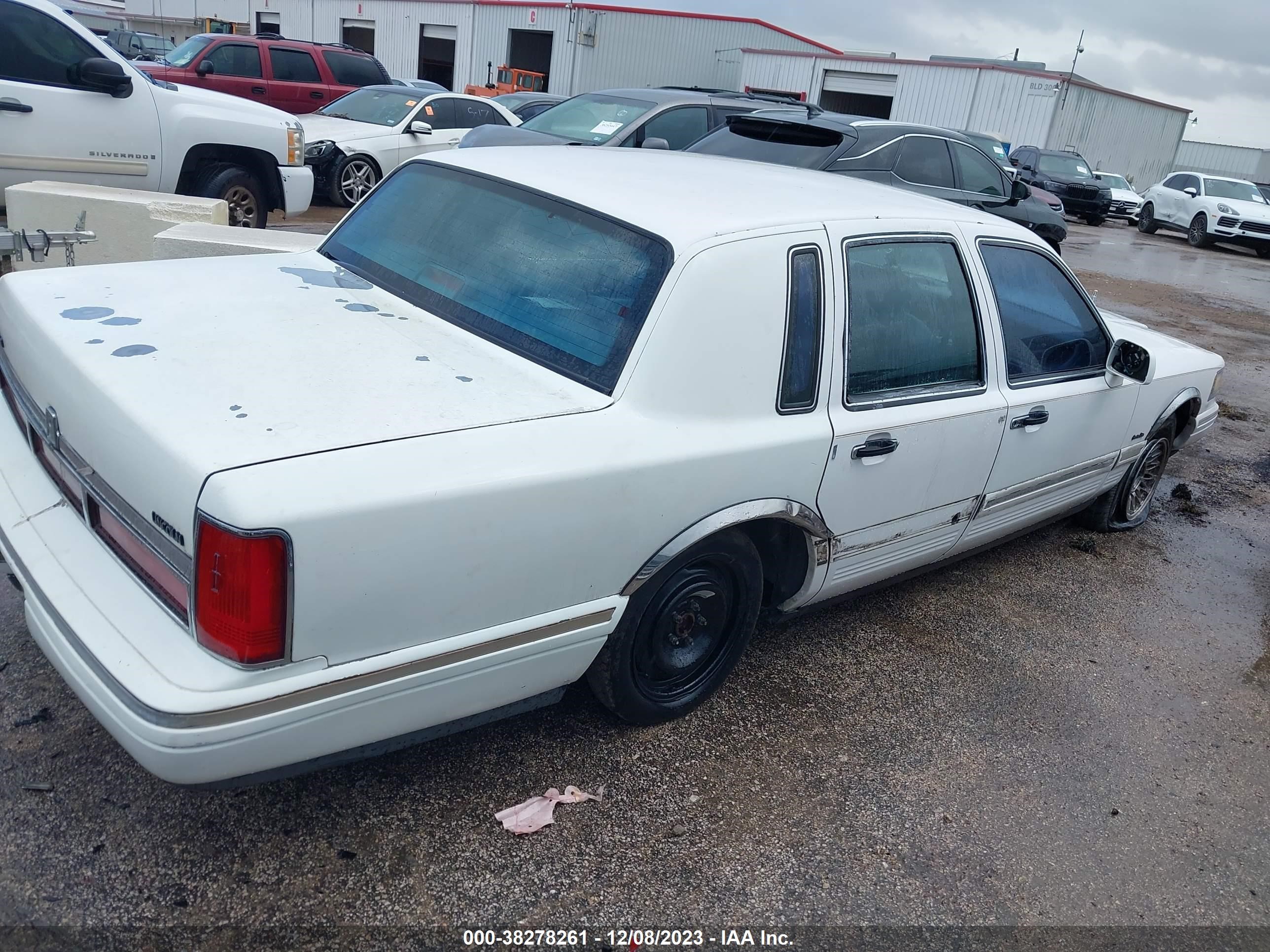 Photo 3 VIN: 1LNLM81W7VY736294 - LINCOLN TOWN CAR 